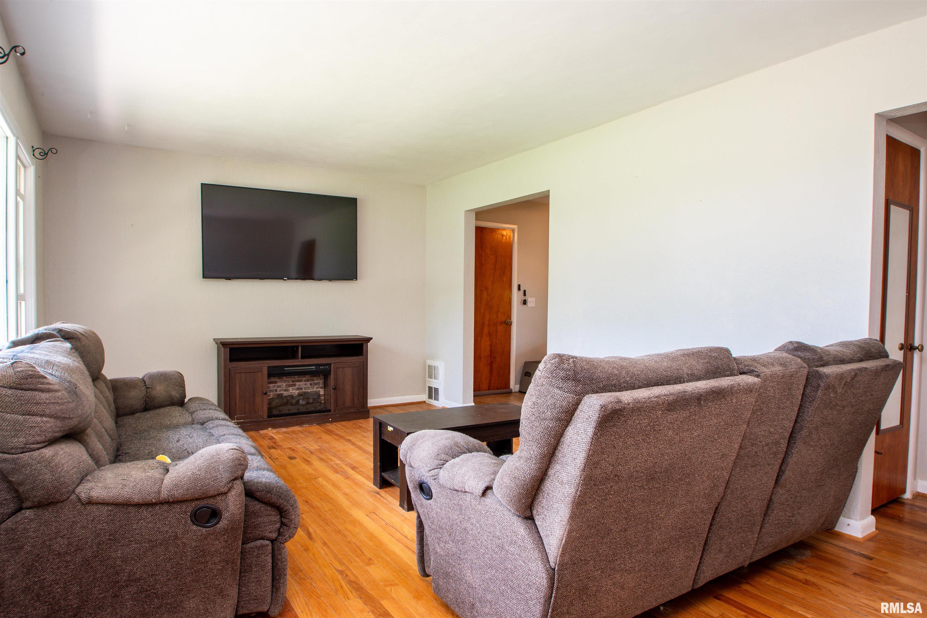 116 Sunset Lane, Germantown Hills, Illinois image 8