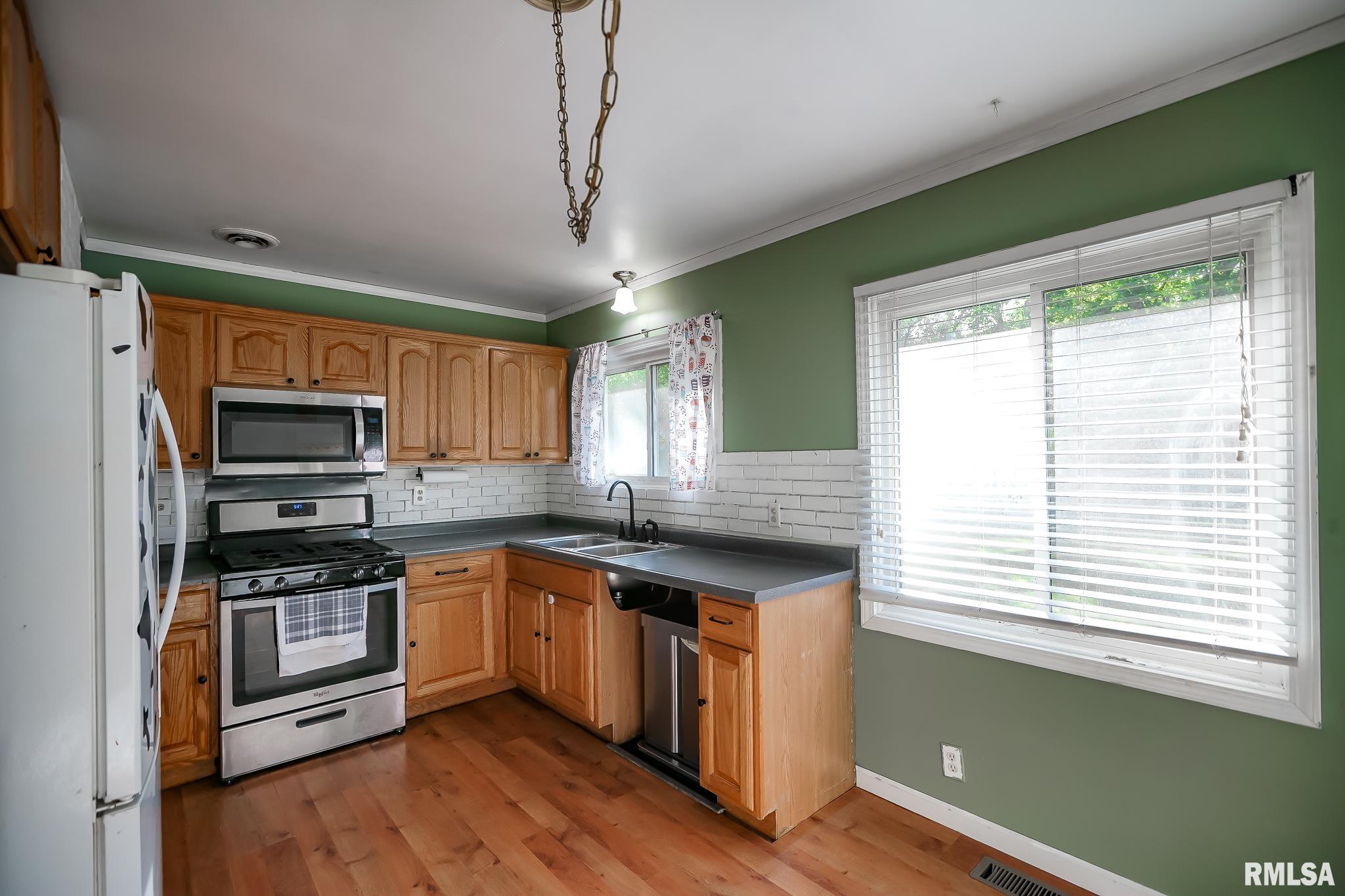 325 Edgewood Drive, Pekin, Illinois image 8