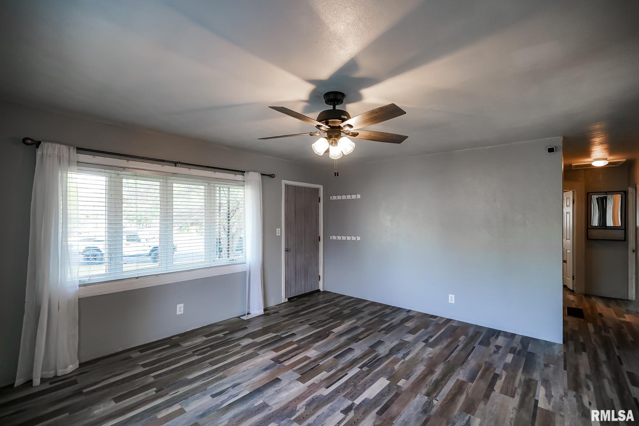 325 Edgewood Drive, Pekin, Illinois image 4