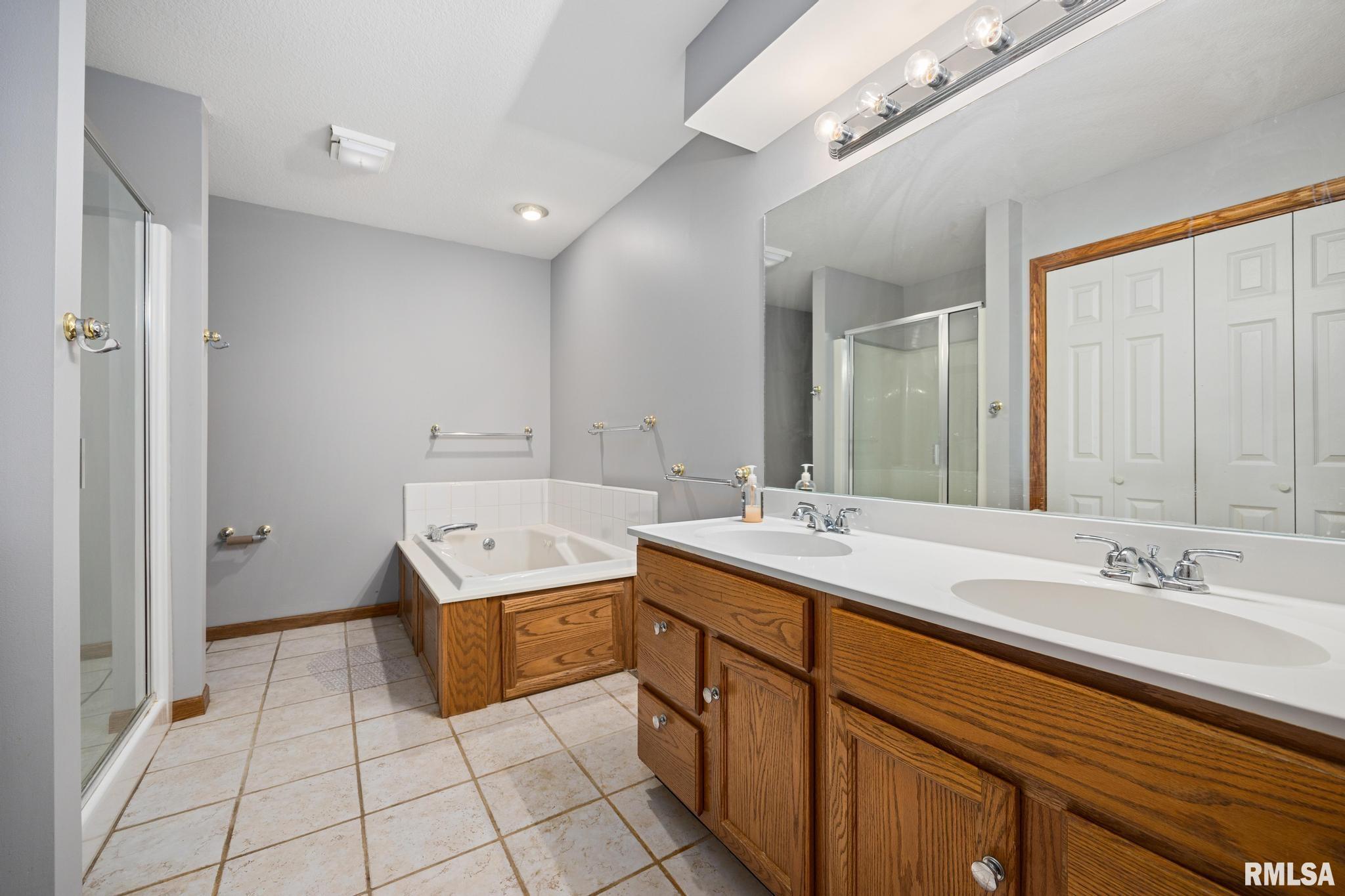 6811 N Woodbrook Court, Peoria, Illinois image 23
