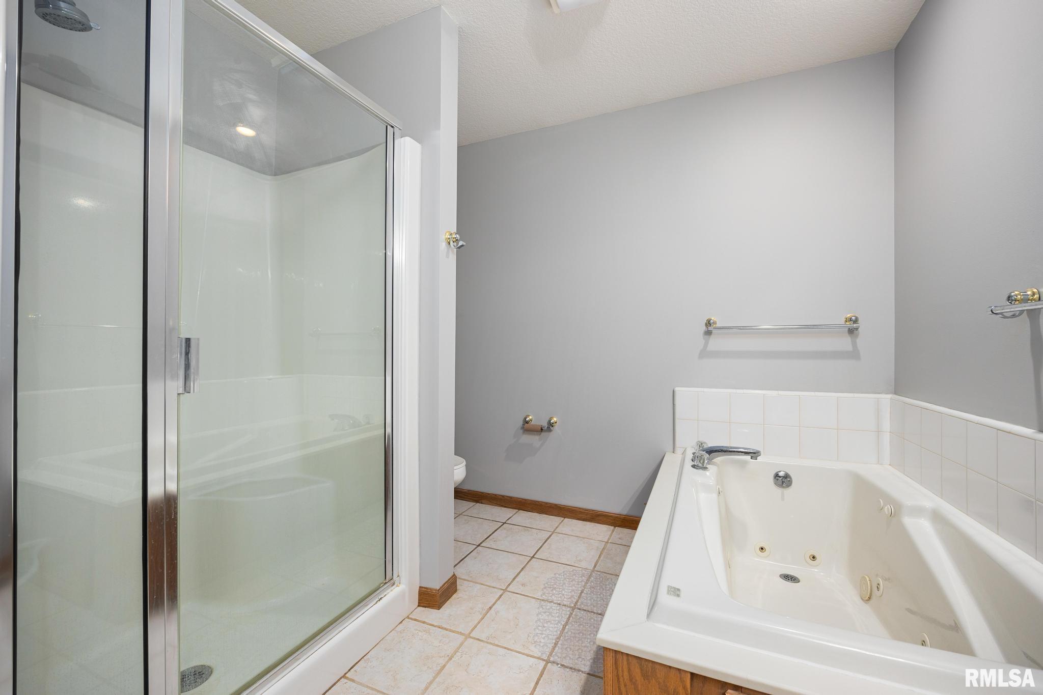 6811 N Woodbrook Court, Peoria, Illinois image 24