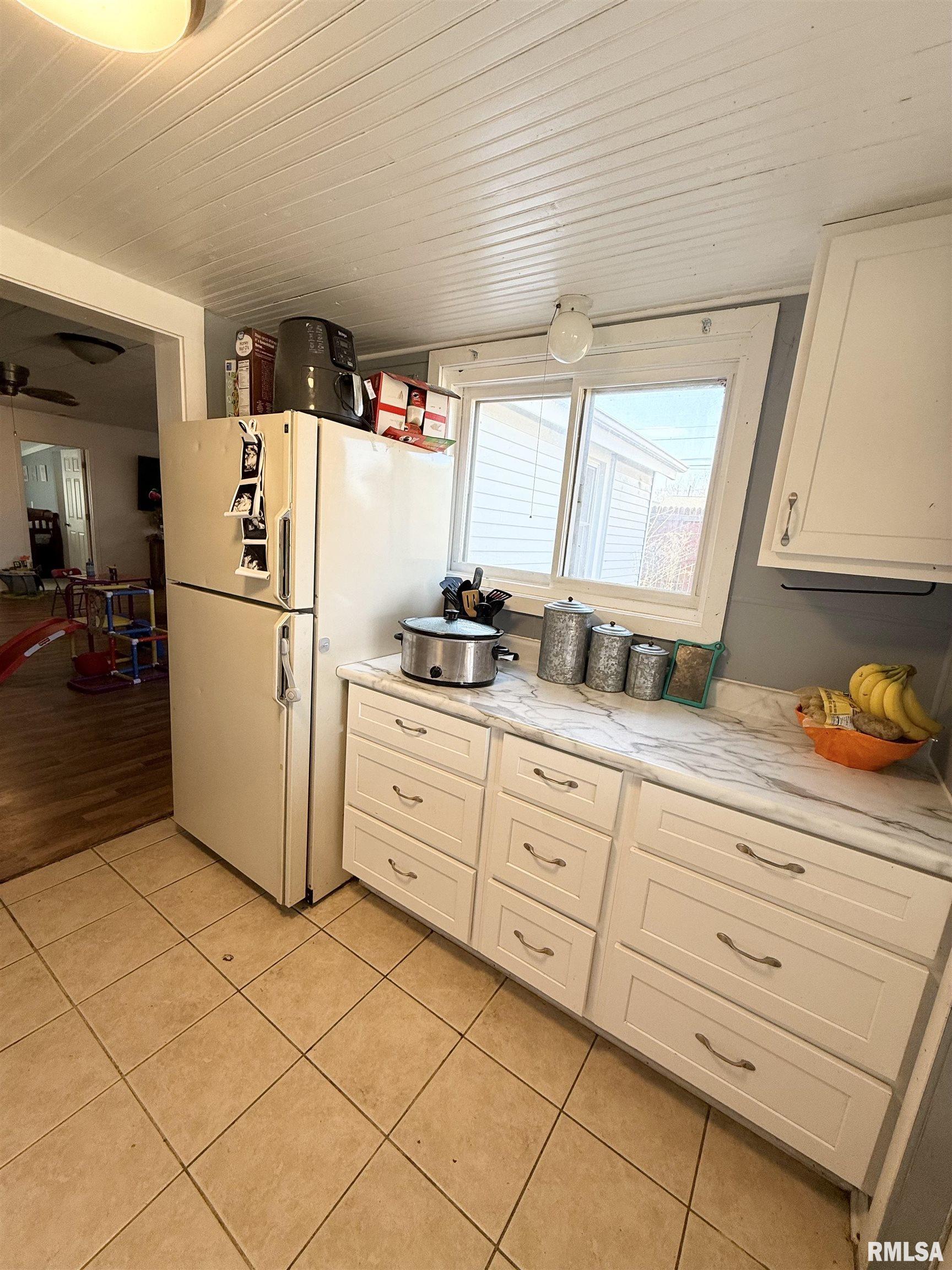 303 Orr Avenue, Pekin, Illinois image 12