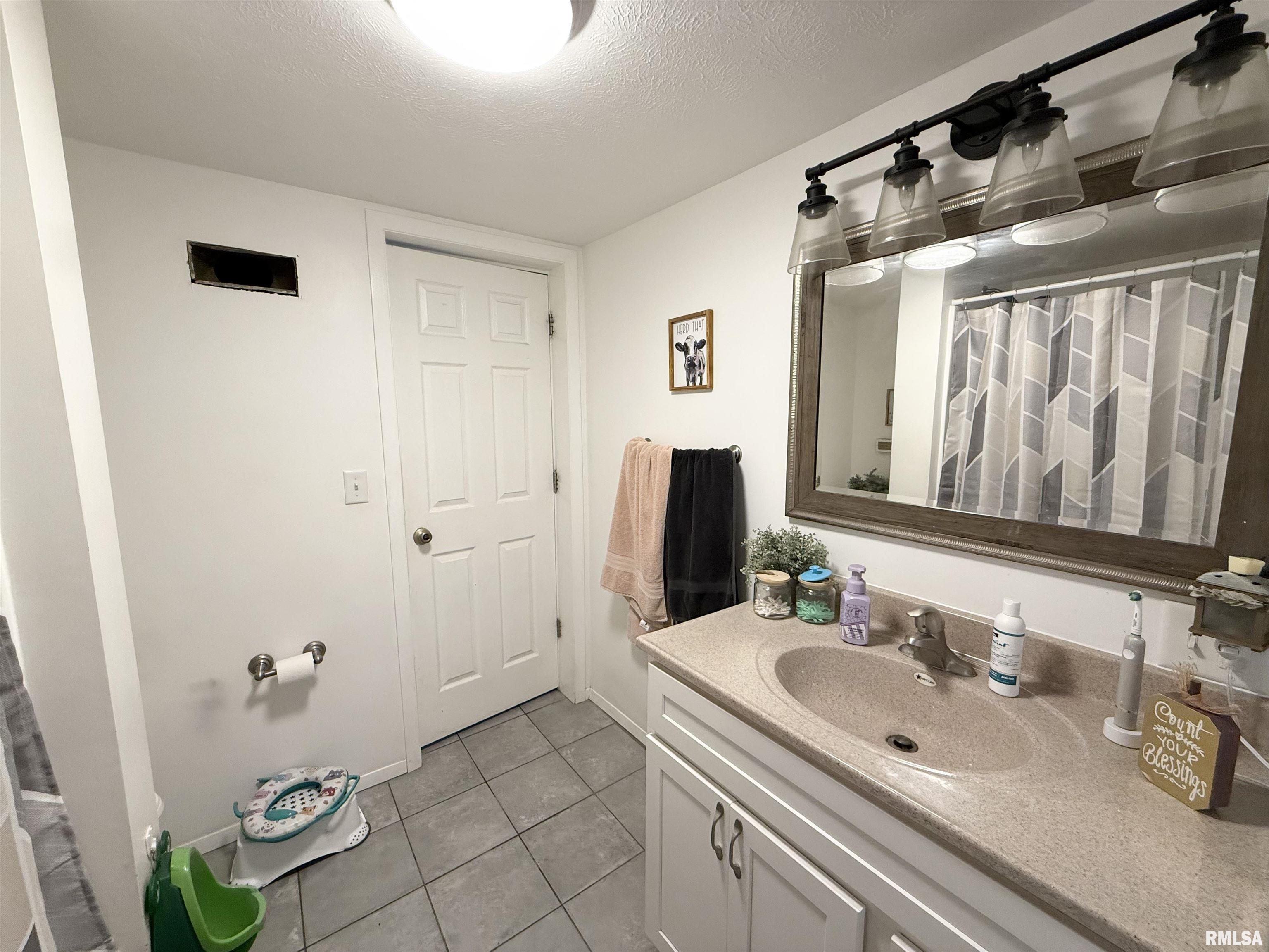 303 Orr Avenue, Pekin, Illinois image 15