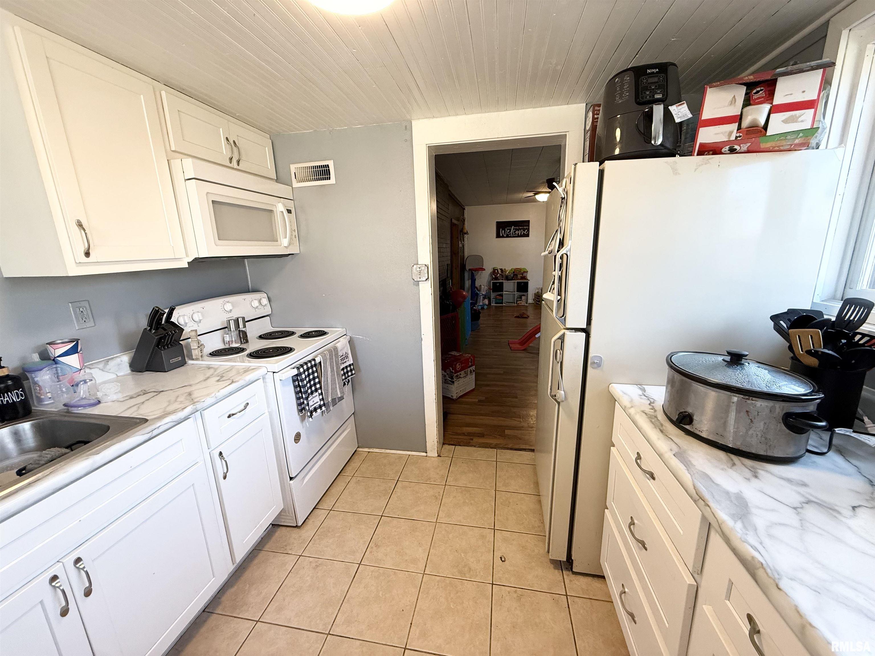 303 Orr Avenue, Pekin, Illinois image 11