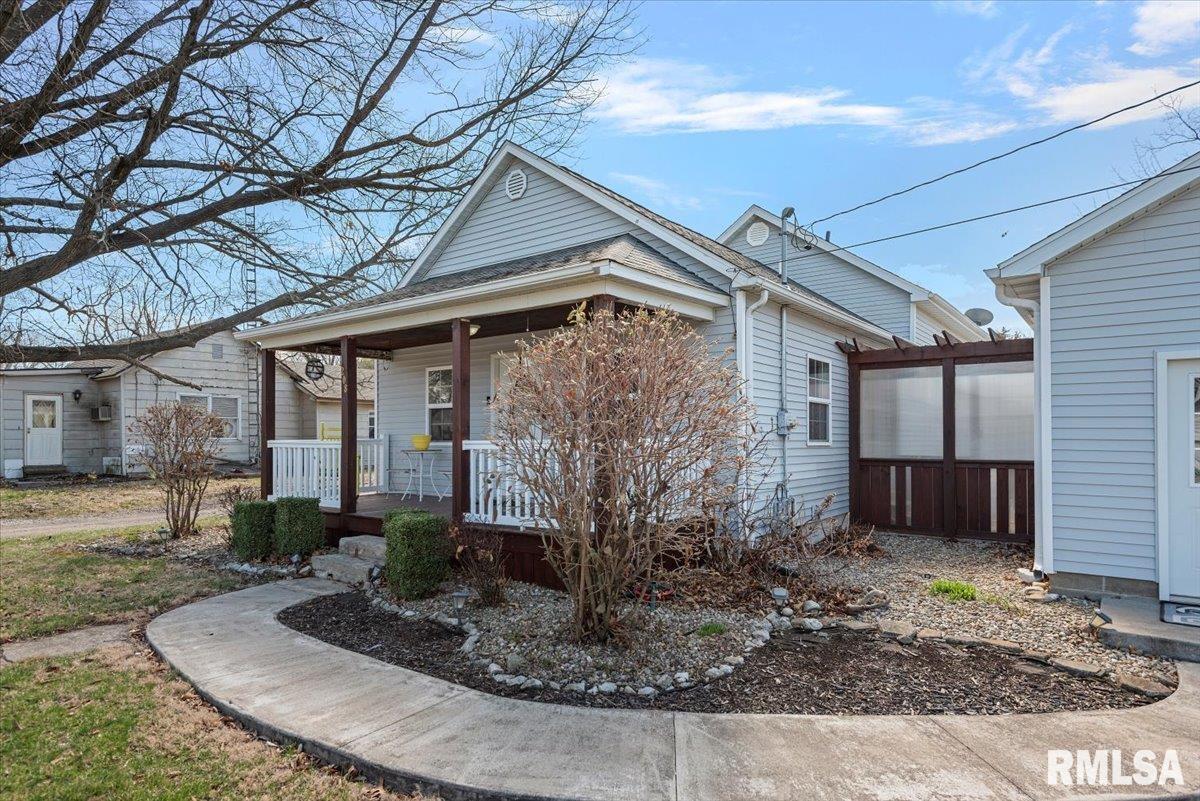 208 E Teak Street, Thayer, Illinois image 2