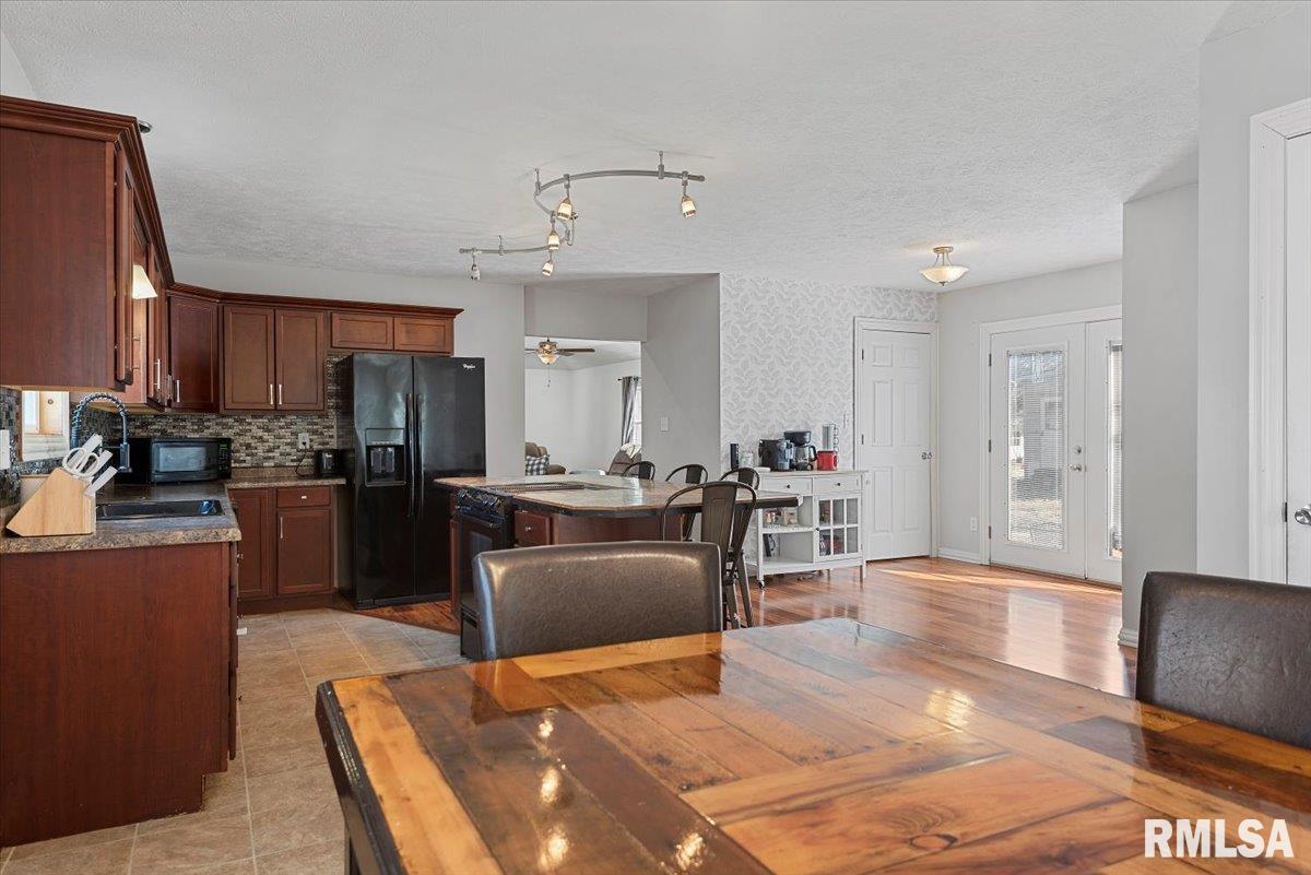 208 E Teak Street, Thayer, Illinois image 16