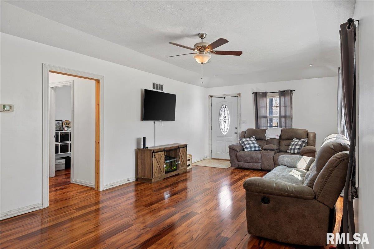 208 E Teak Street, Thayer, Illinois image 7