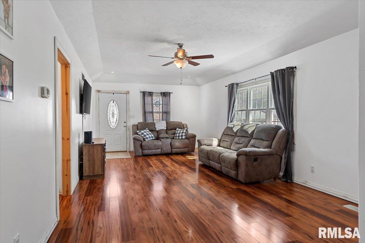 208 E Teak Street, Thayer, Illinois image 8