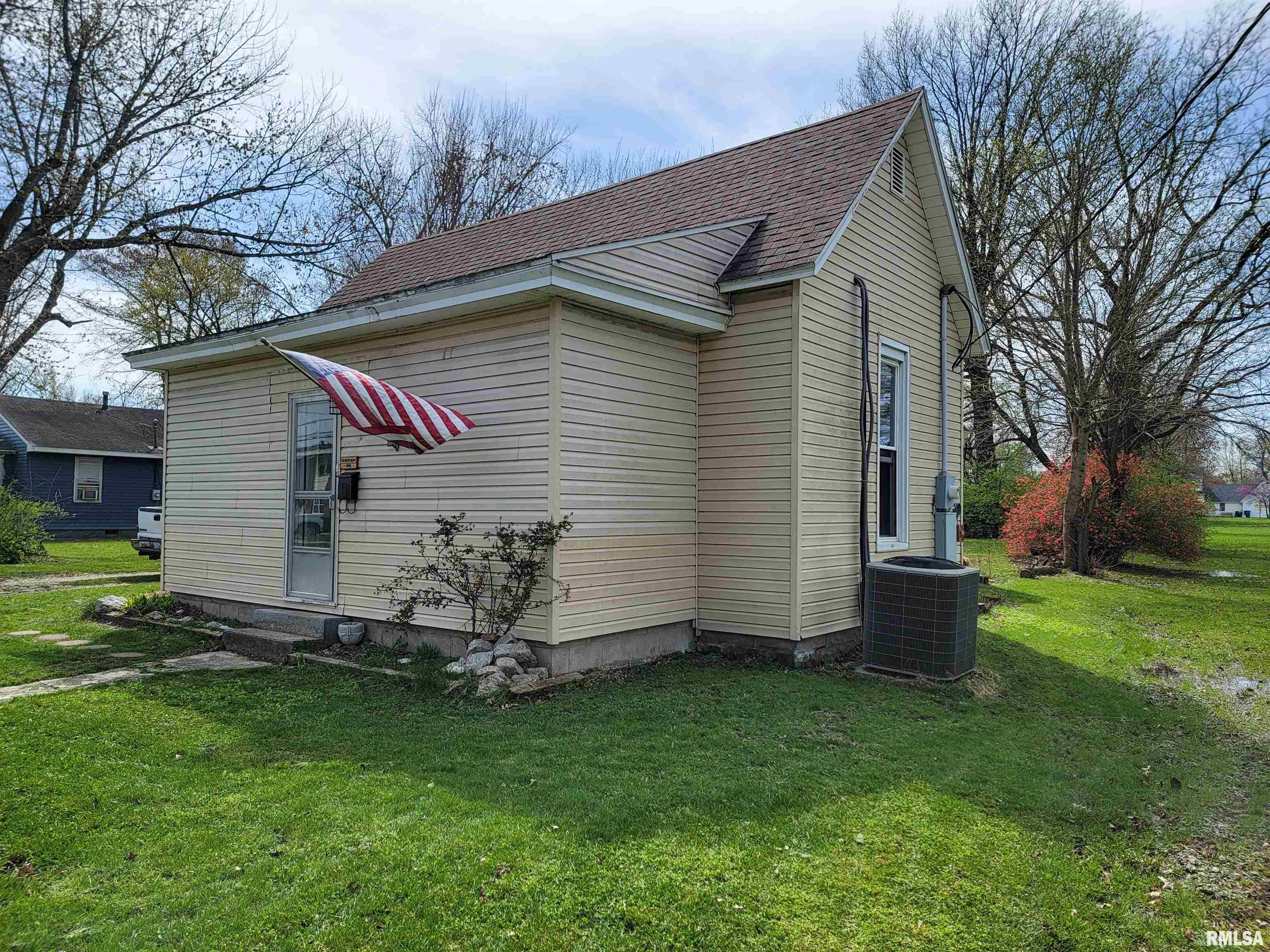 431 N Olive Street, Flora, Illinois image 2