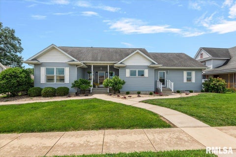 Homes For Sale - 110 E Pleasant Street<br/> Christian County, Taylorville, IL 62568