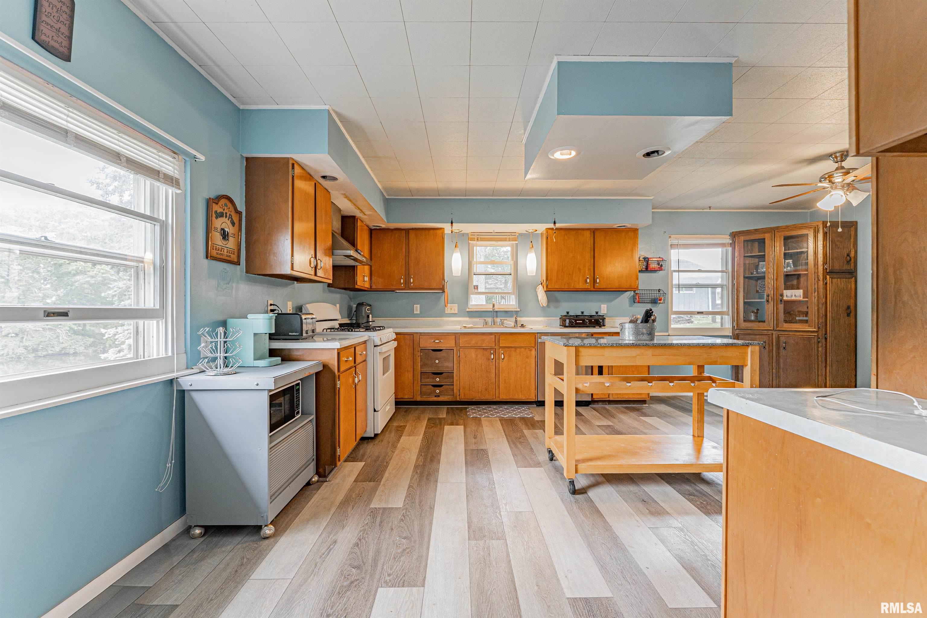 327 Elm Lane, Petersburg, Illinois image 12