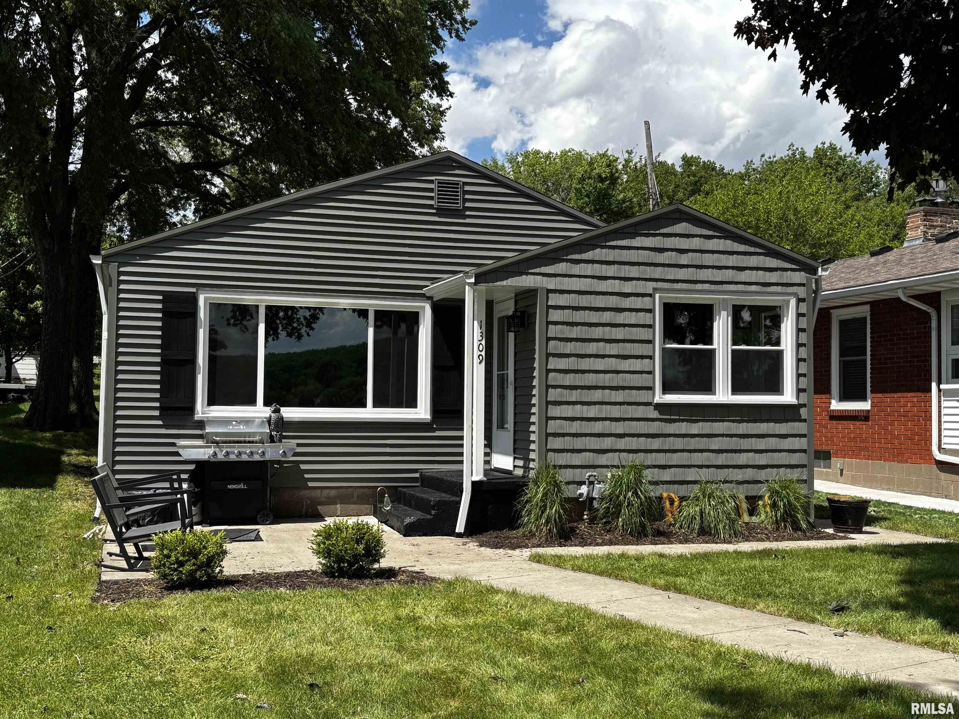 1309 SW Canal Shore Drive, Le Claire, Iowa image 1