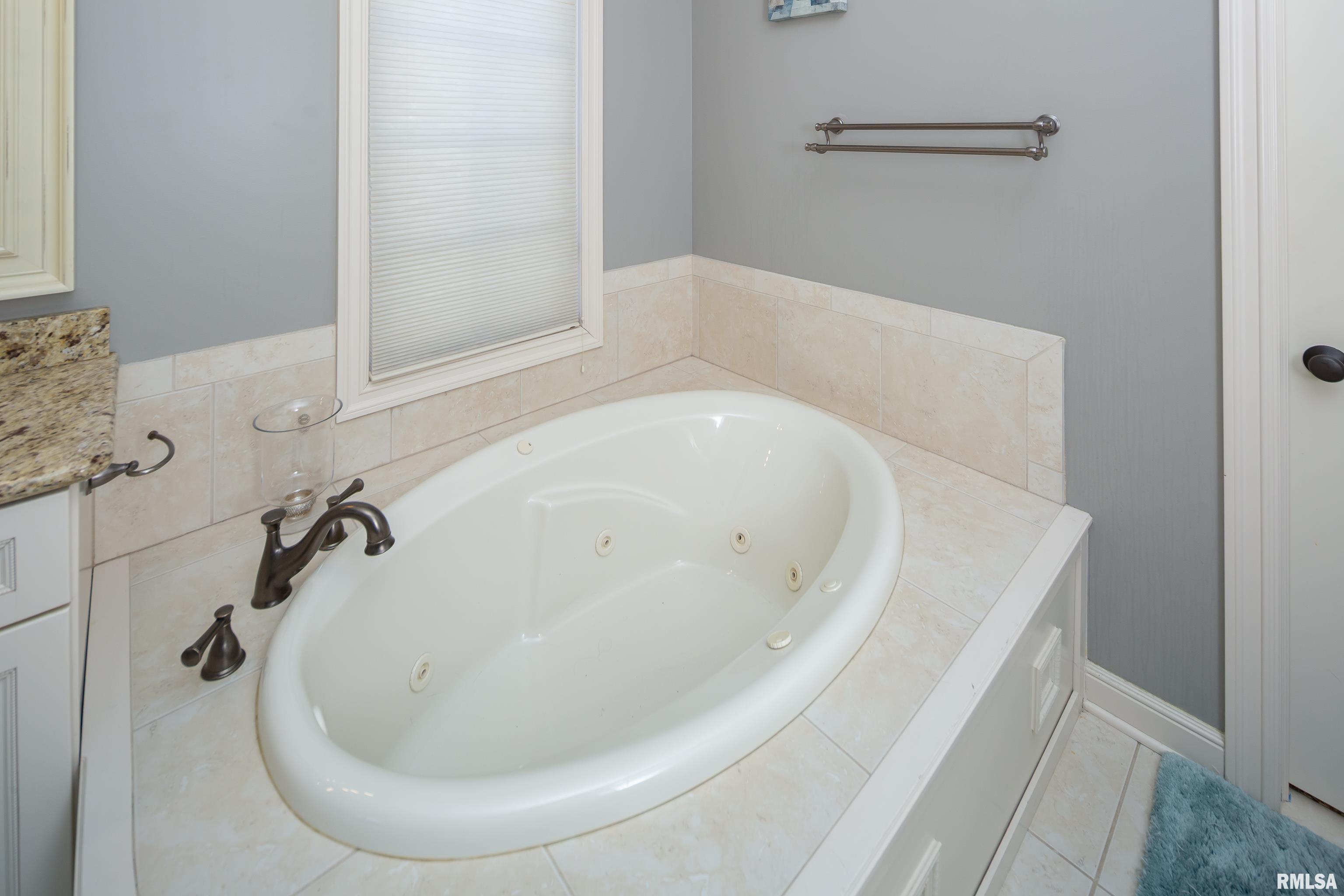 10 Country Club Court, Le Claire, Iowa image 34