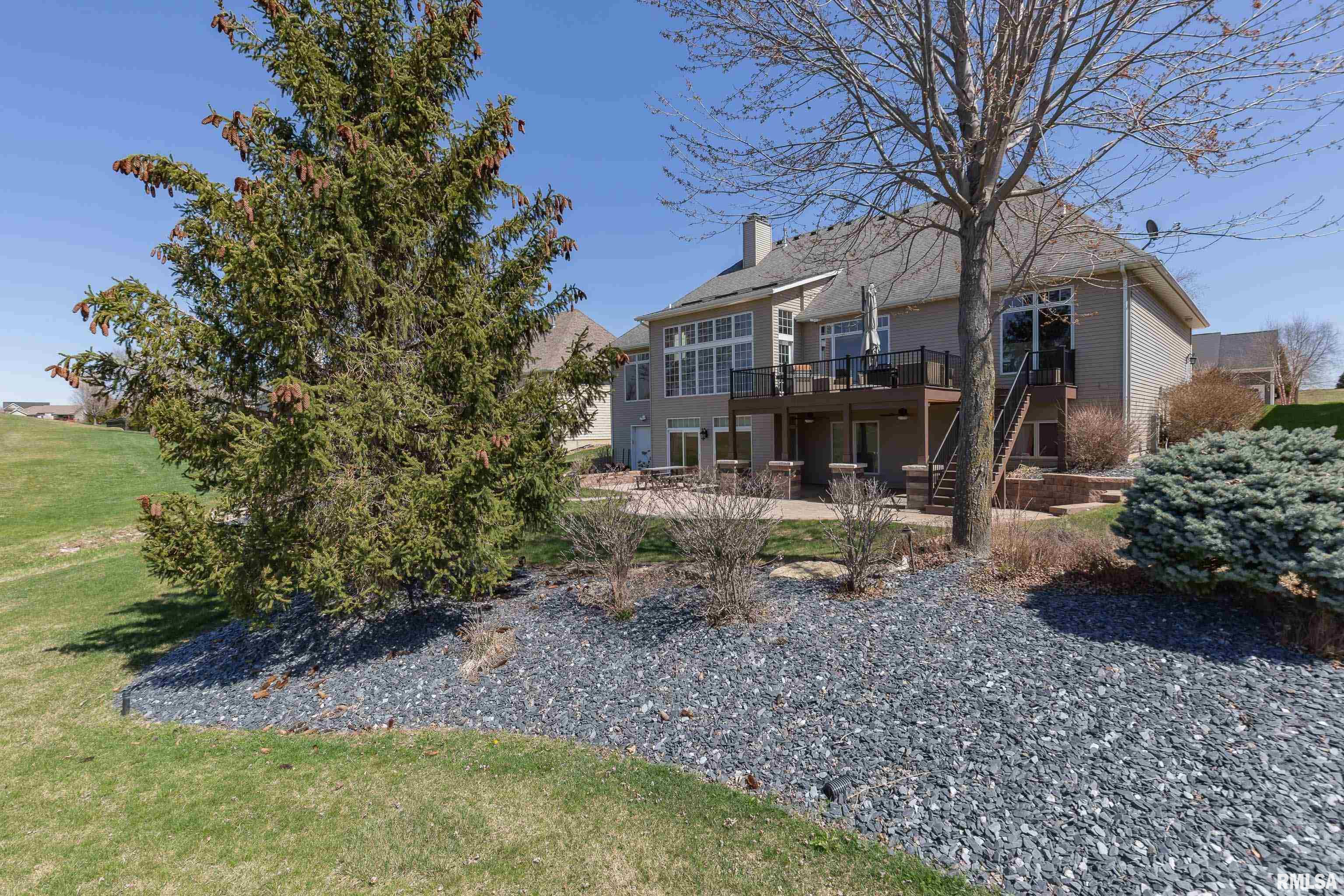10 Country Club Court, Le Claire, Iowa image 9
