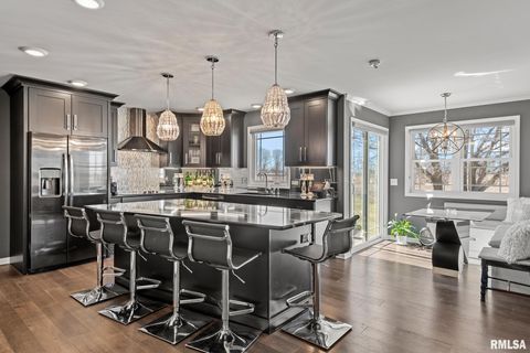 Homes For Sale - 15 Trussell Road<br/> Jacksonville, IL 62650