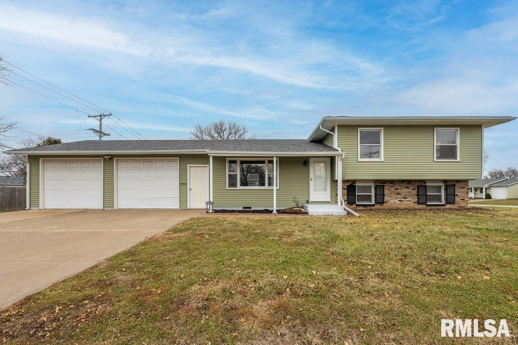 1728 Spruce Hills Drive, Bettendorf, Iowa image 1