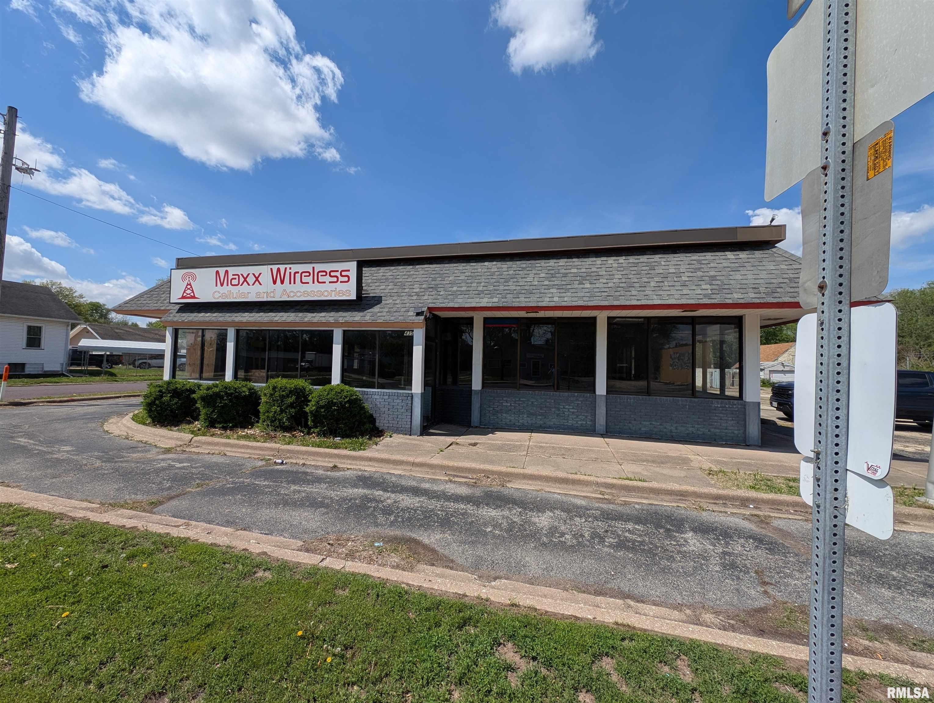 Photo 1 of 14 — 435 S WESTERN Avenue, Peoria, IL 61605