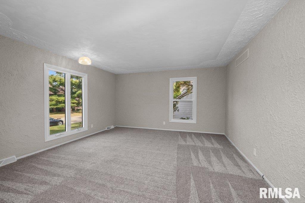 5094 Norwood Drive, Bettendorf, Iowa image 7