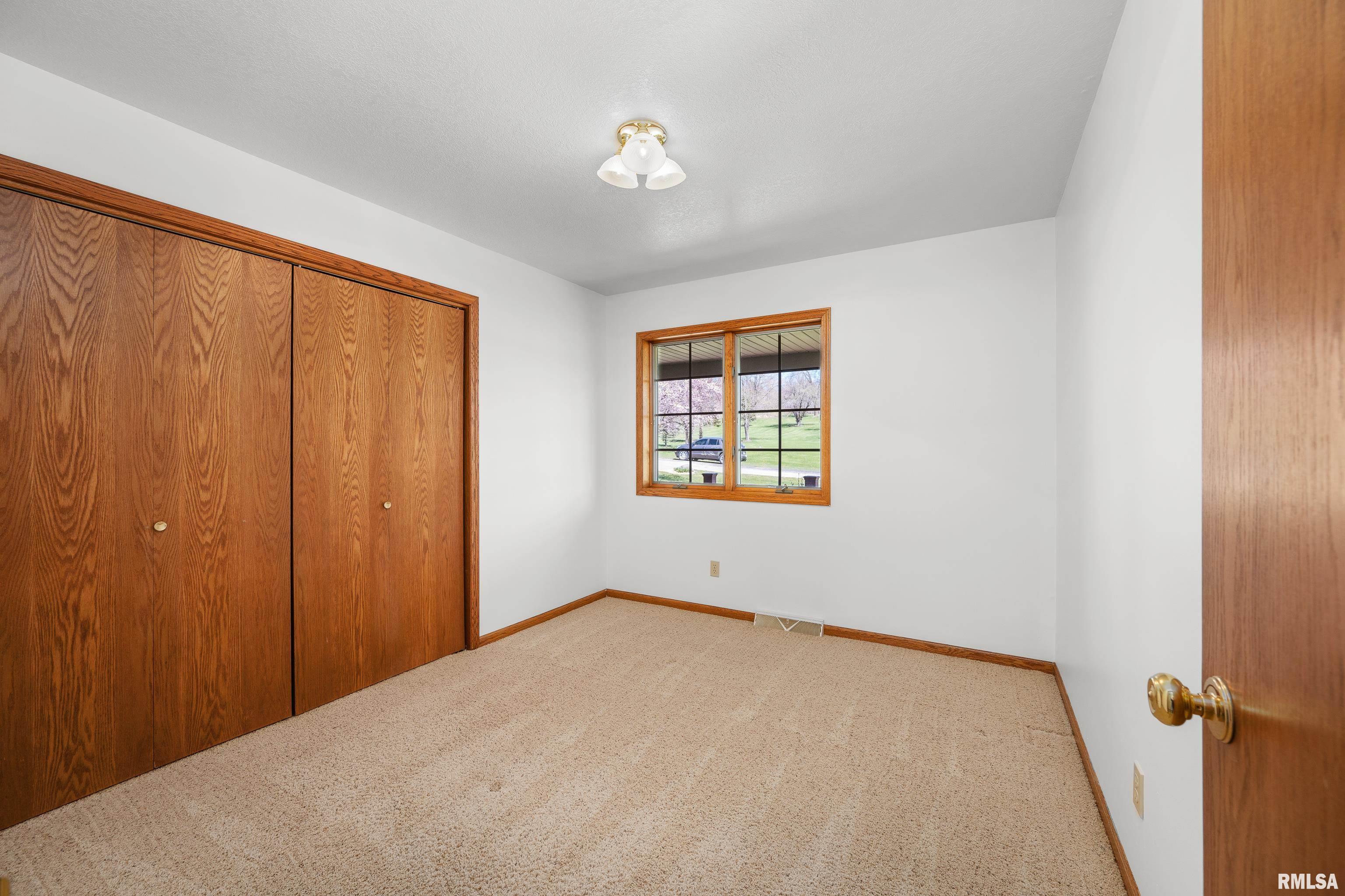 23 E Timberline Drive, Blue Grass, Iowa image 29