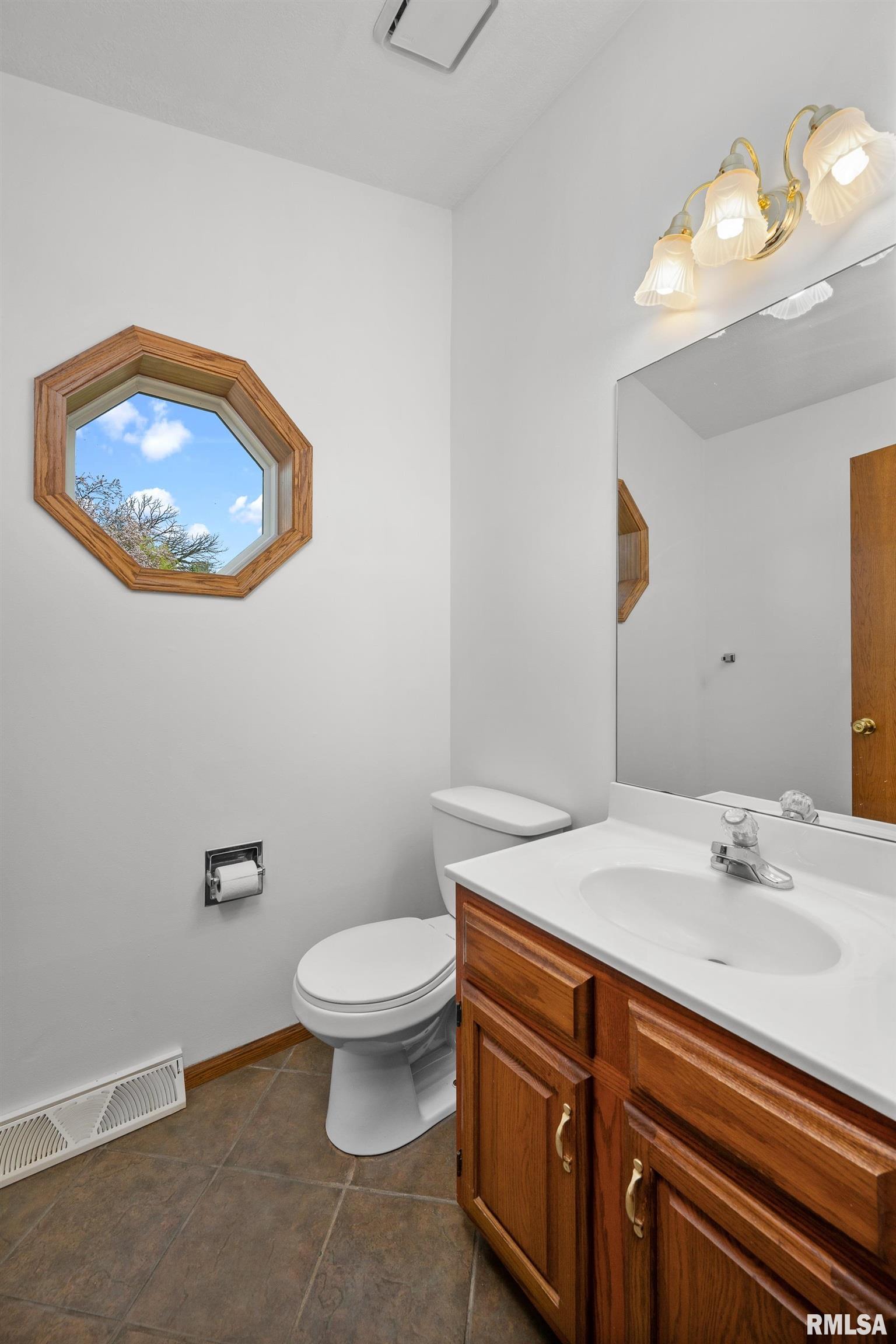 23 E Timberline Drive, Blue Grass, Iowa image 14