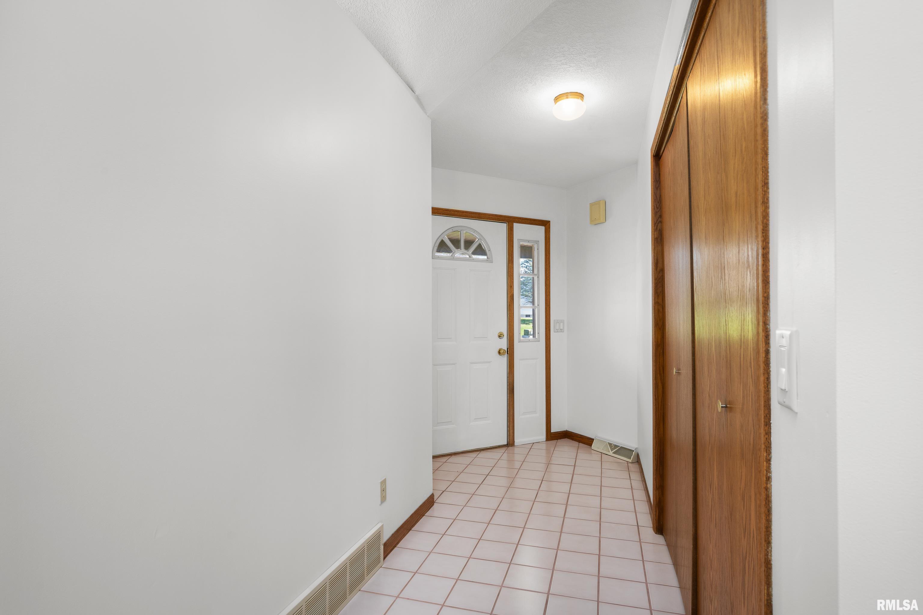 23 E Timberline Drive, Blue Grass, Iowa image 4