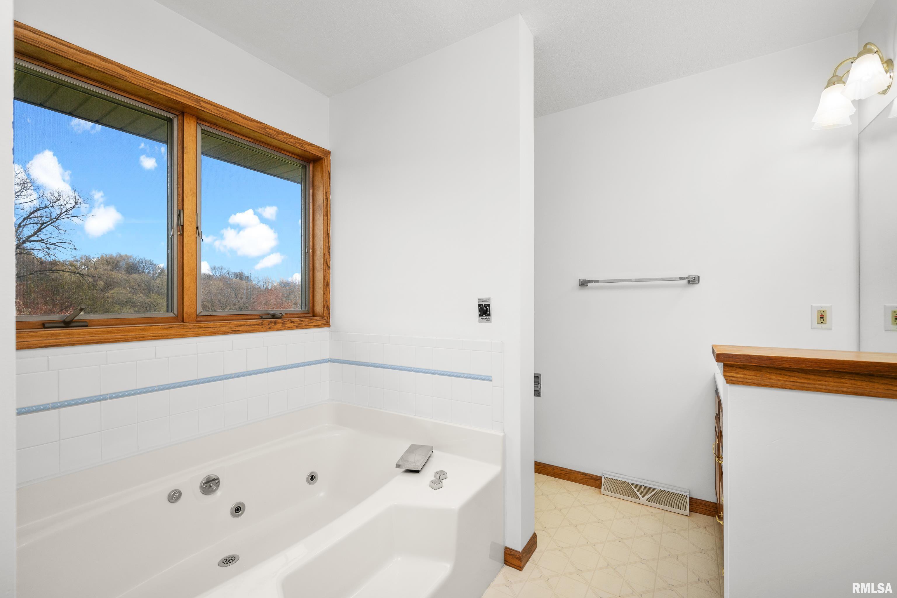 23 E Timberline Drive, Blue Grass, Iowa image 17