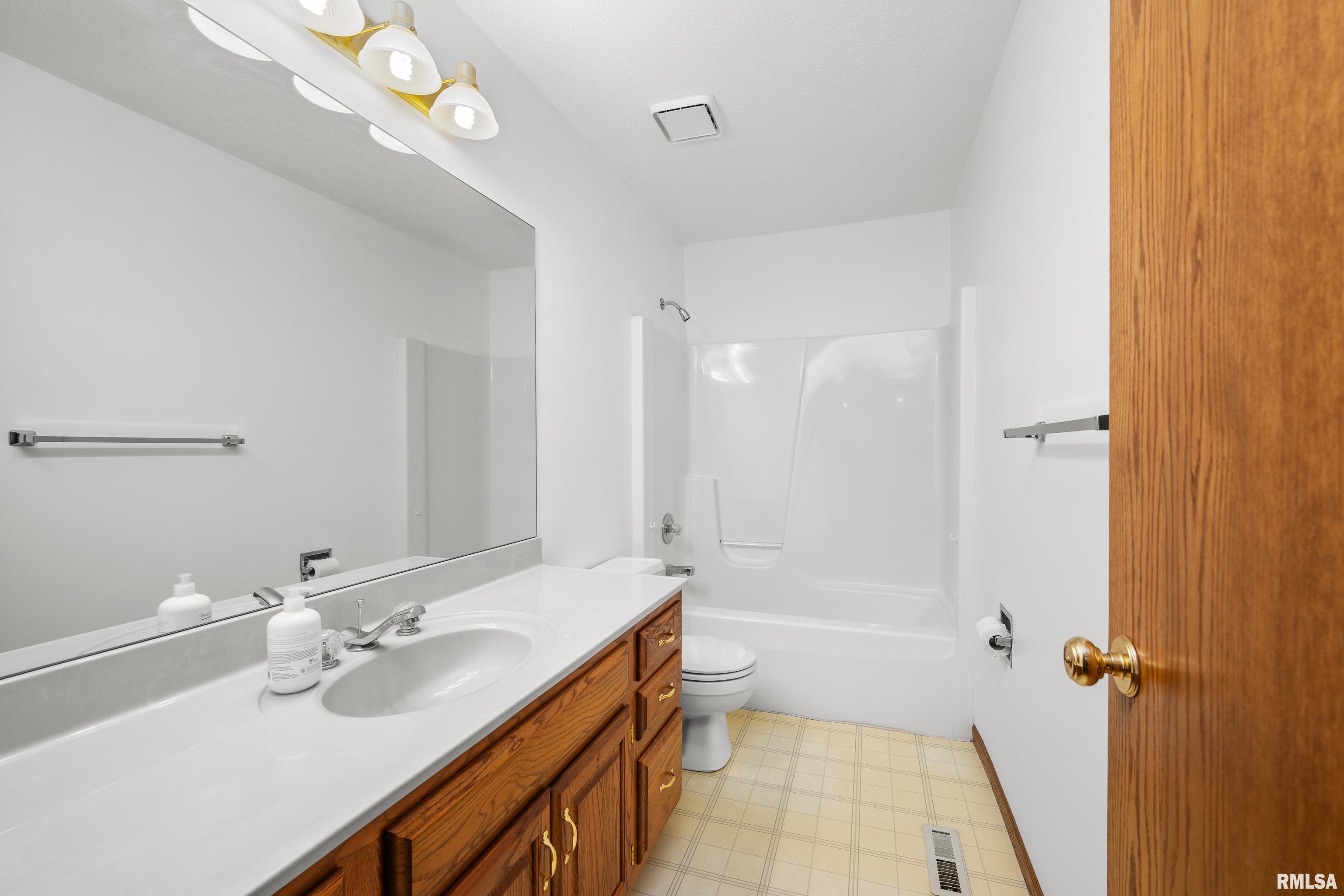 23 E Timberline Drive, Blue Grass, Iowa image 31