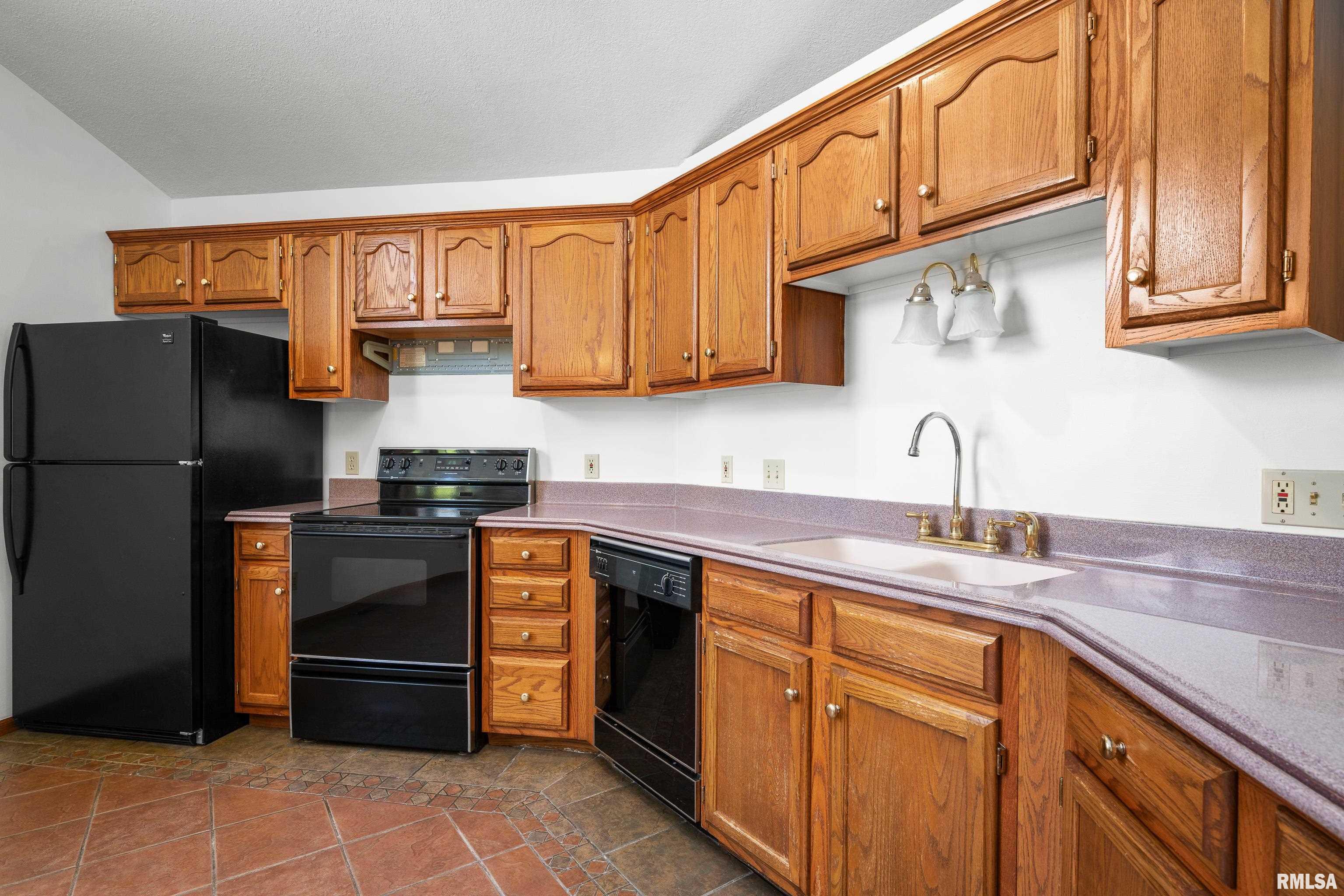 23 E Timberline Drive, Blue Grass, Iowa image 10