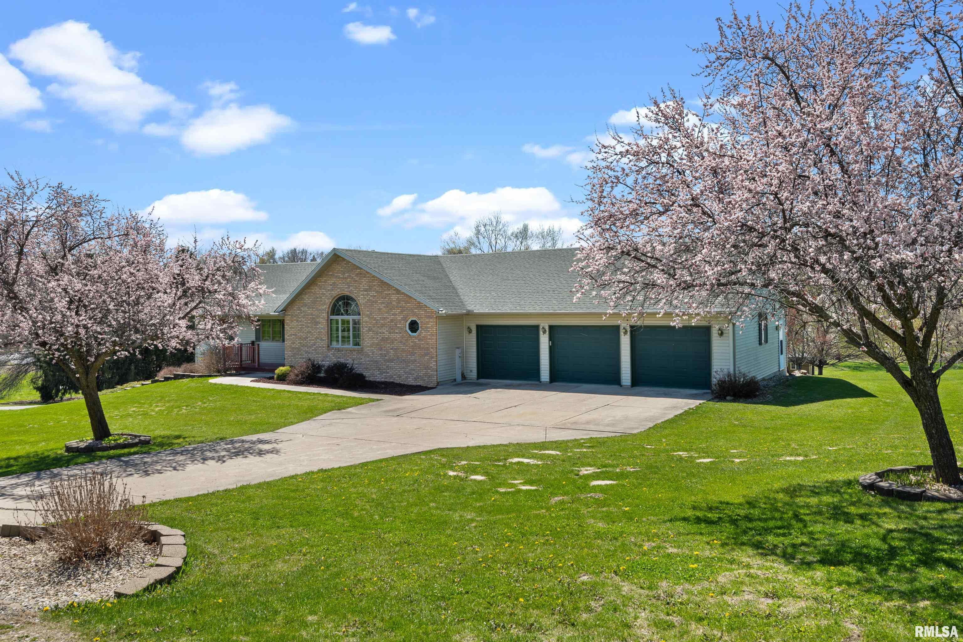 23 E Timberline Drive, Blue Grass, Iowa image 2
