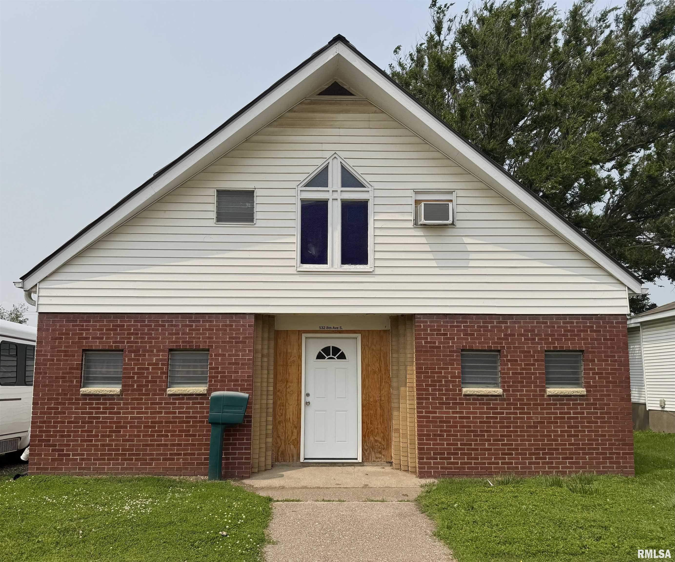532 8th Avenue South, Clinton, Iowa image 2