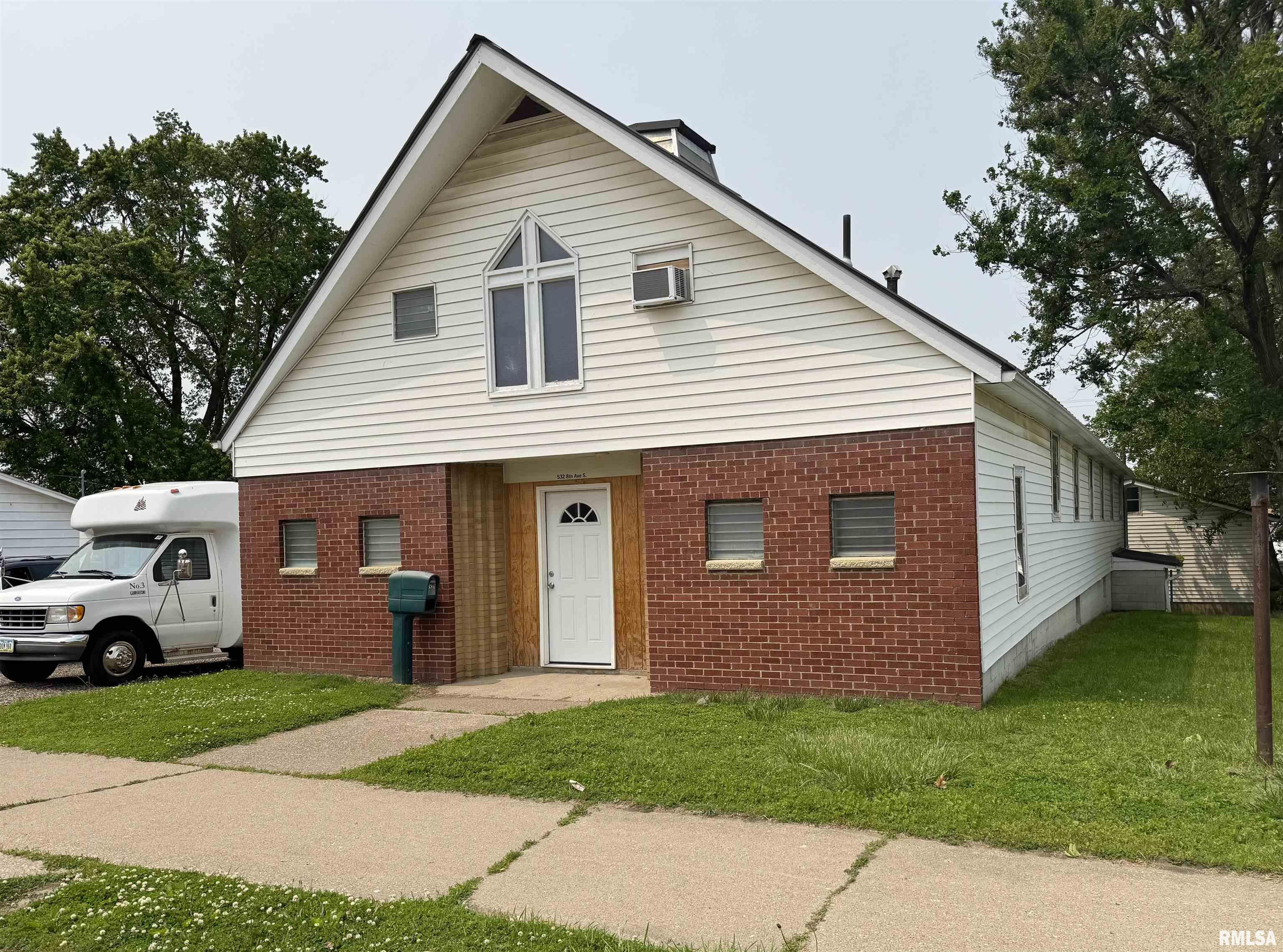 532 8th Avenue South, Clinton, Iowa image 1