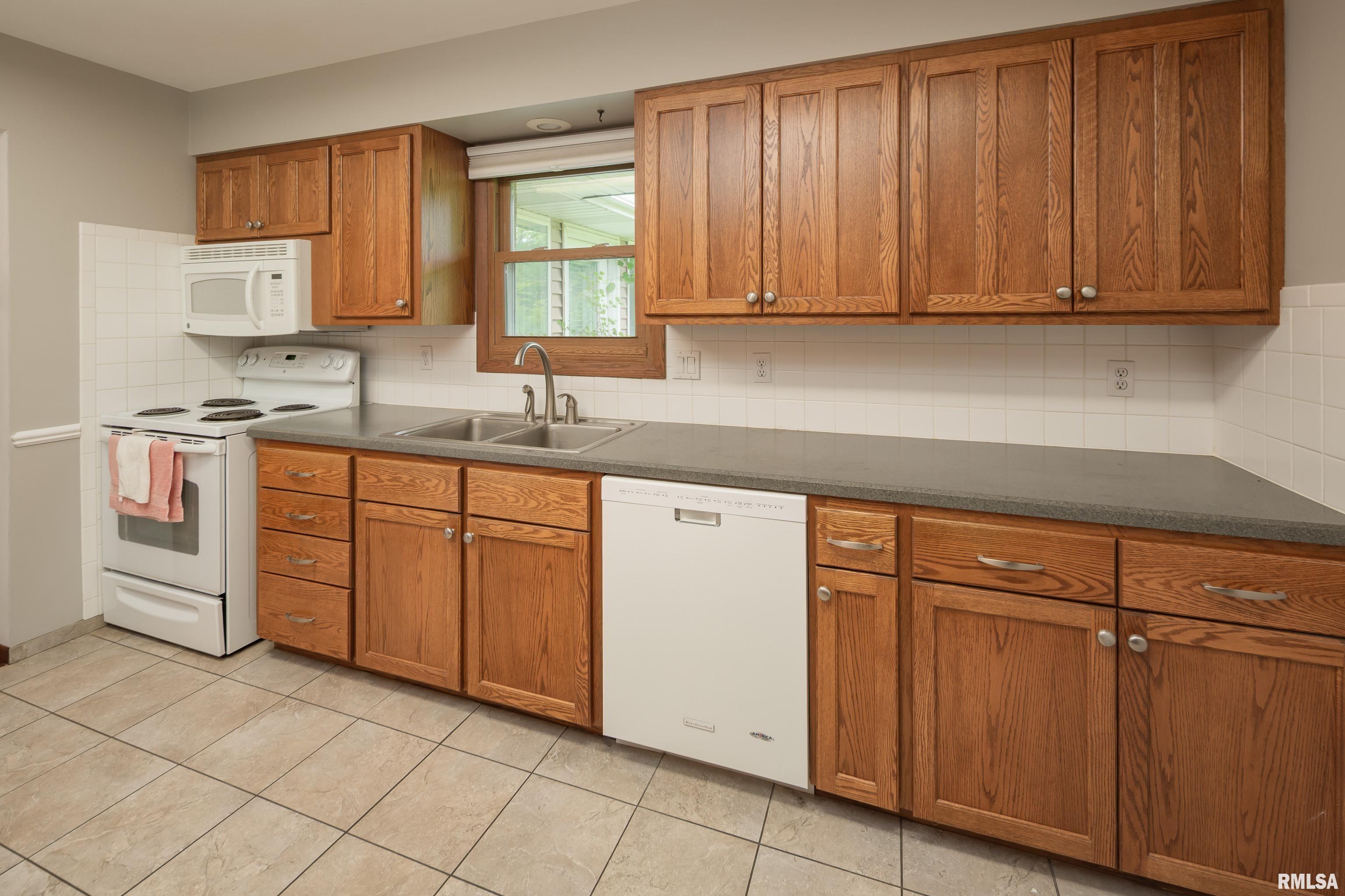 3246 Woodland Court, Davenport, Iowa image 12
