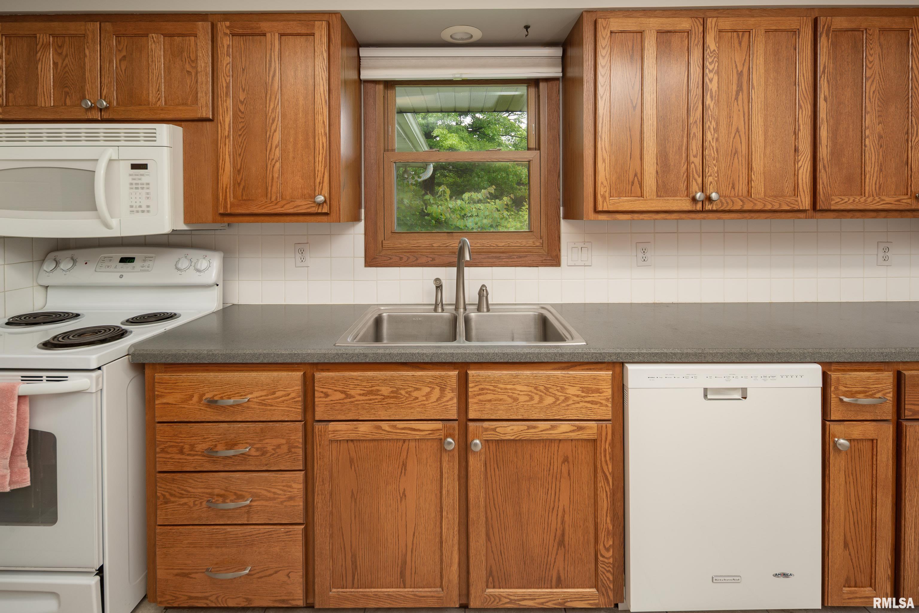 3246 Woodland Court, Davenport, Iowa image 11