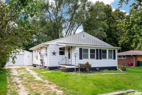 Homes For Sale - 464 E Pearl Street<br/> Fulton County, Farmington, IL 61531