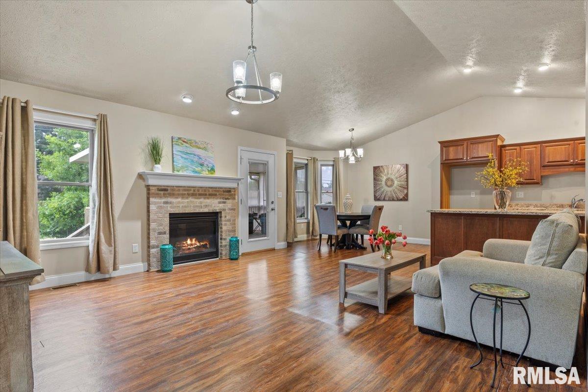 1103 Dina Drive, Riverton, Illinois image 6