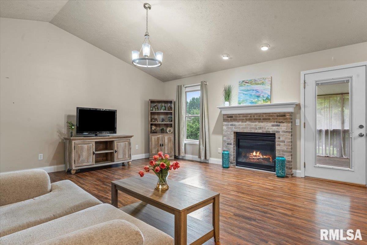 1103 Dina Drive, Riverton, Illinois image 8