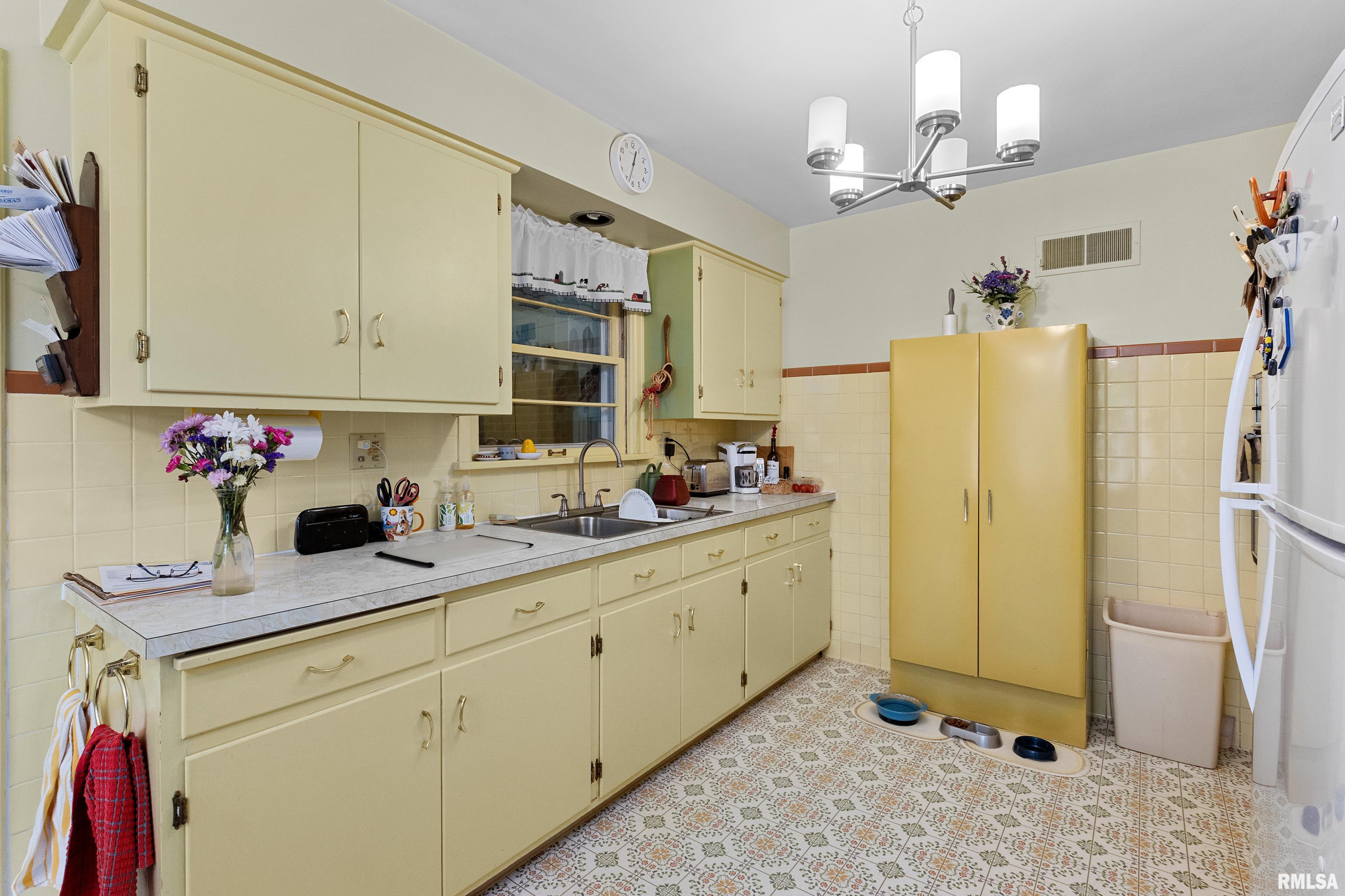 806 Fondulac Drive, East Peoria, Illinois image 11