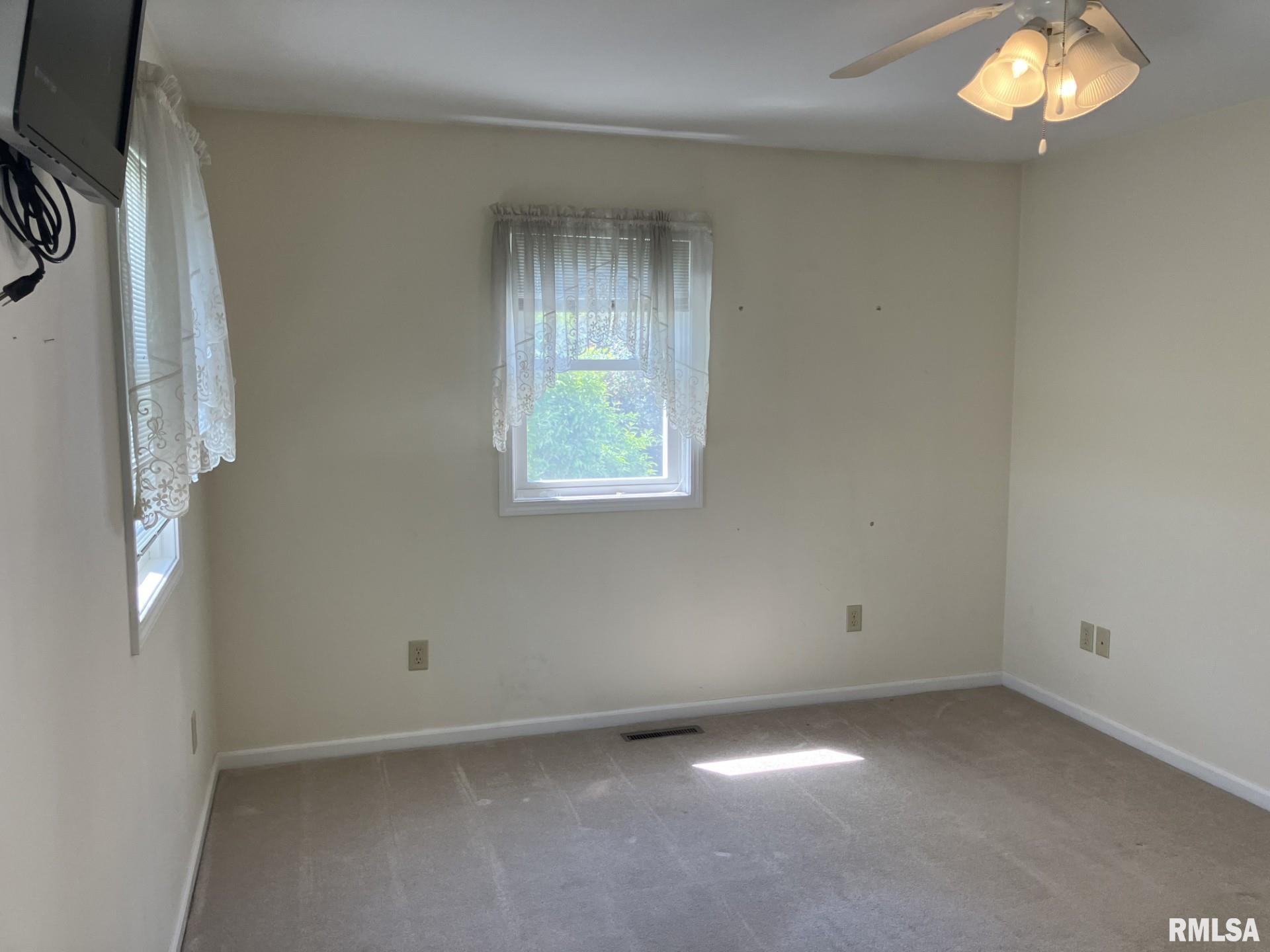 155 E Gossett Street, Roseville, Illinois image 35