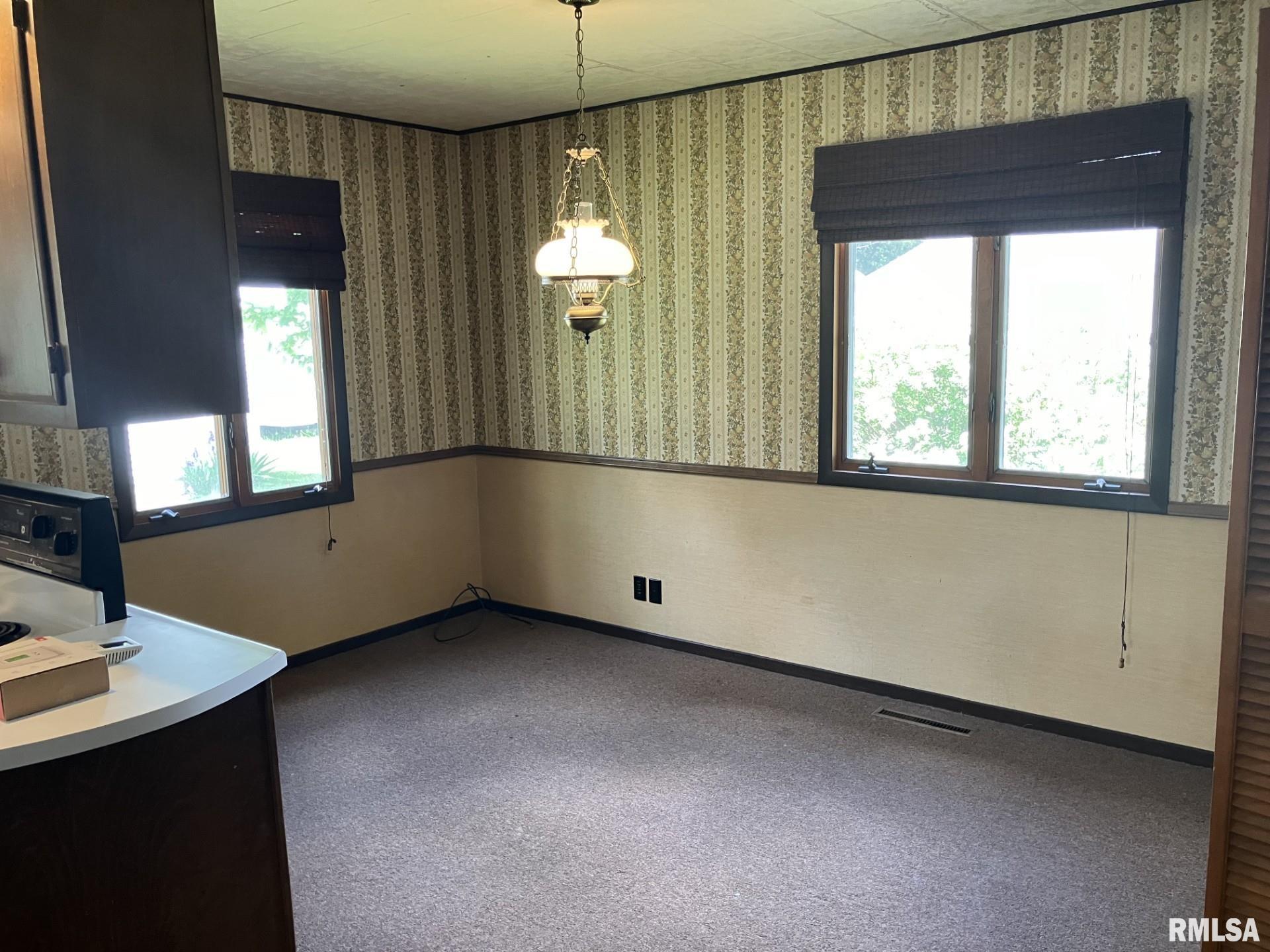 155 E Gossett Street, Roseville, Illinois image 24