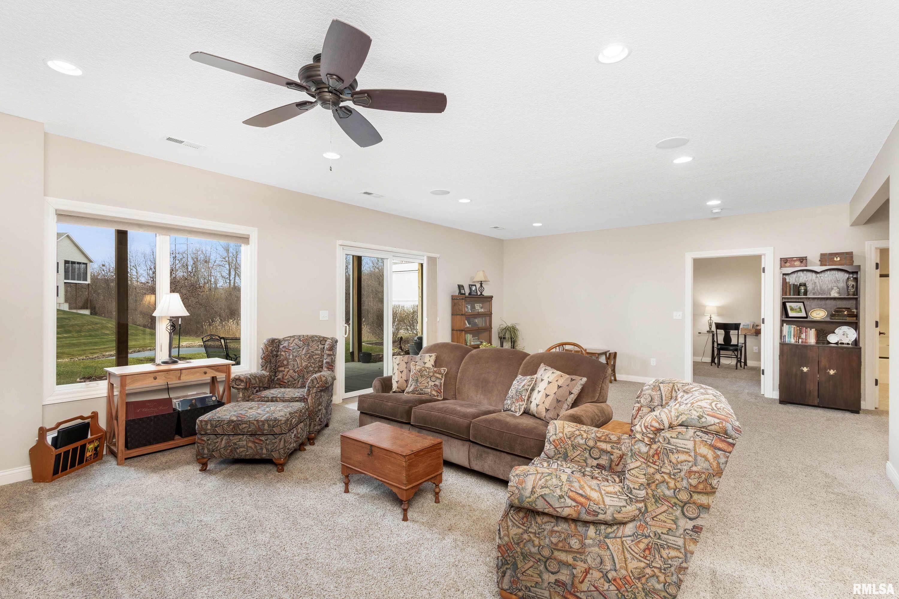 3454 Crowne Pointe Circle, Bettendorf, Iowa image 38