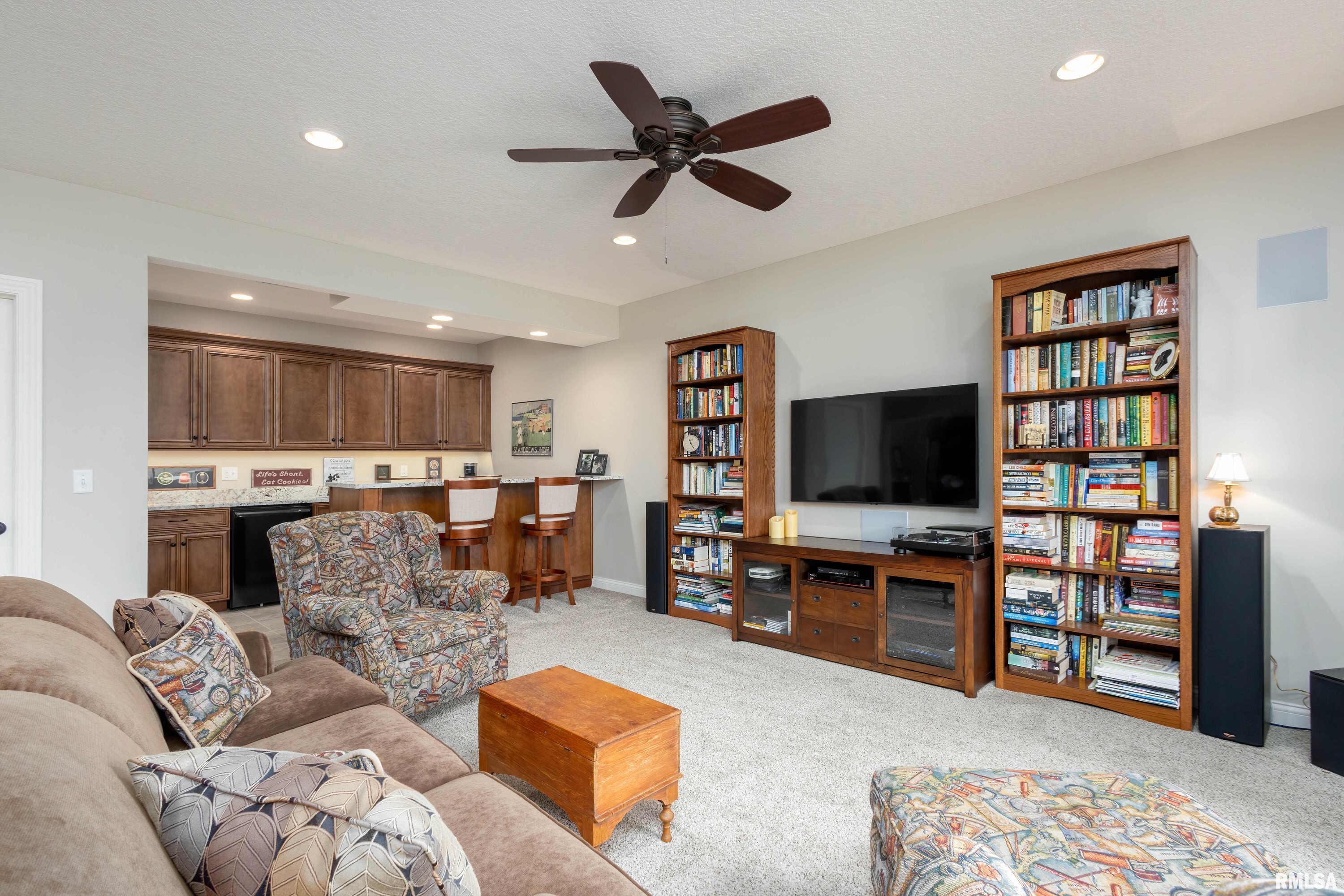 3454 Crowne Pointe Circle, Bettendorf, Iowa image 36