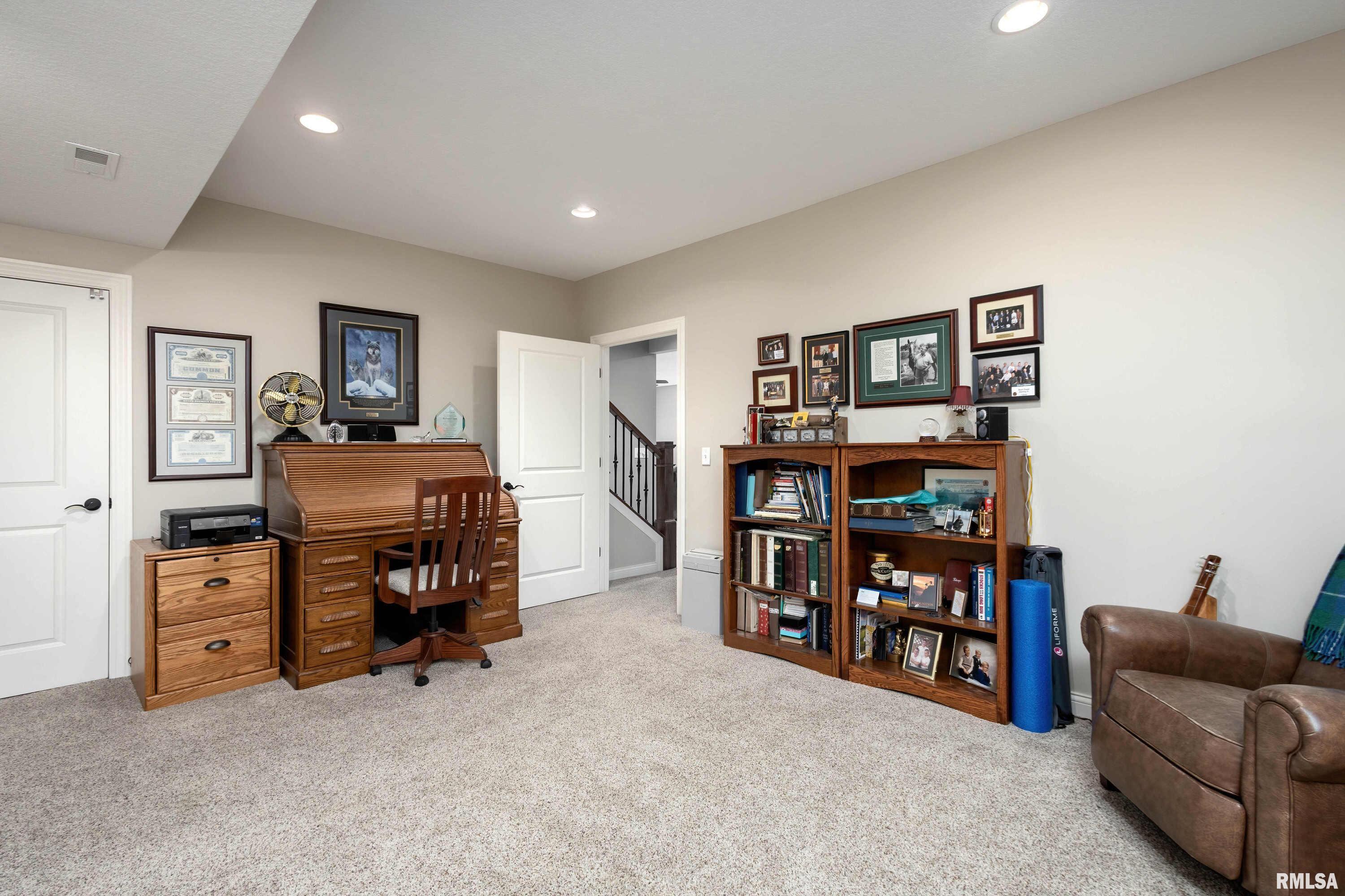 3454 Crowne Pointe Circle, Bettendorf, Iowa image 33