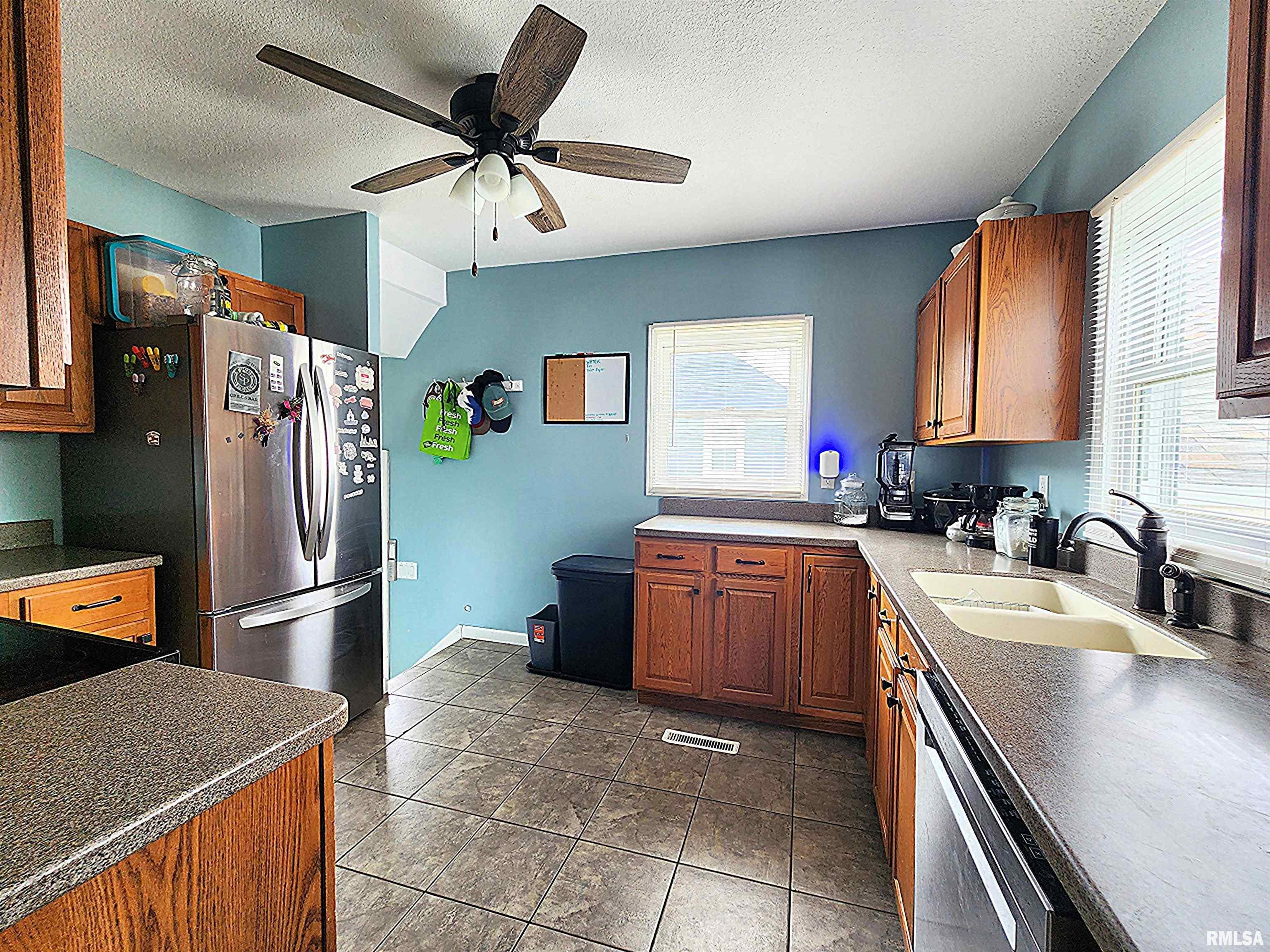 215 N Oakwood Avenue, Geneseo, Illinois image 2