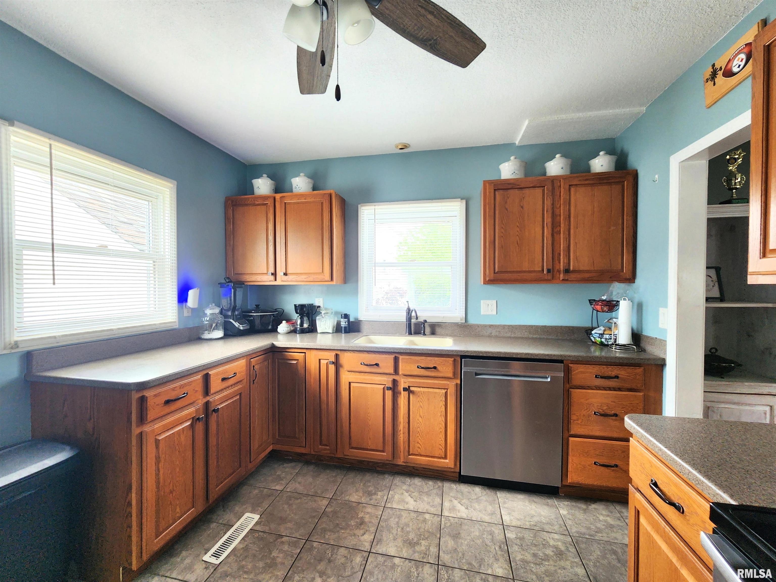 215 N Oakwood Avenue, Geneseo, Illinois image 3