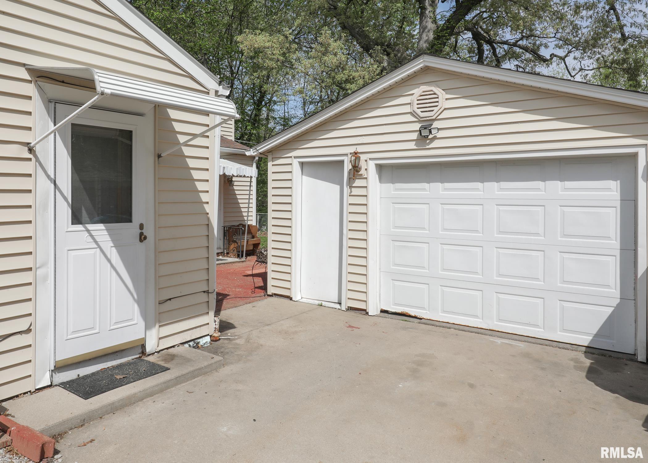 1009 38th Street, Moline, Illinois image 3