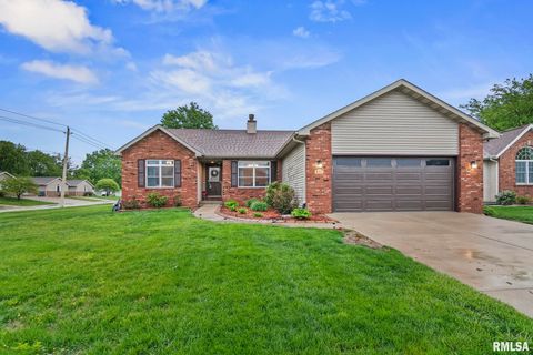 Photo of 801 E SPRUCE Street, Chatham, IL 62629 (MLS # CA1043304)