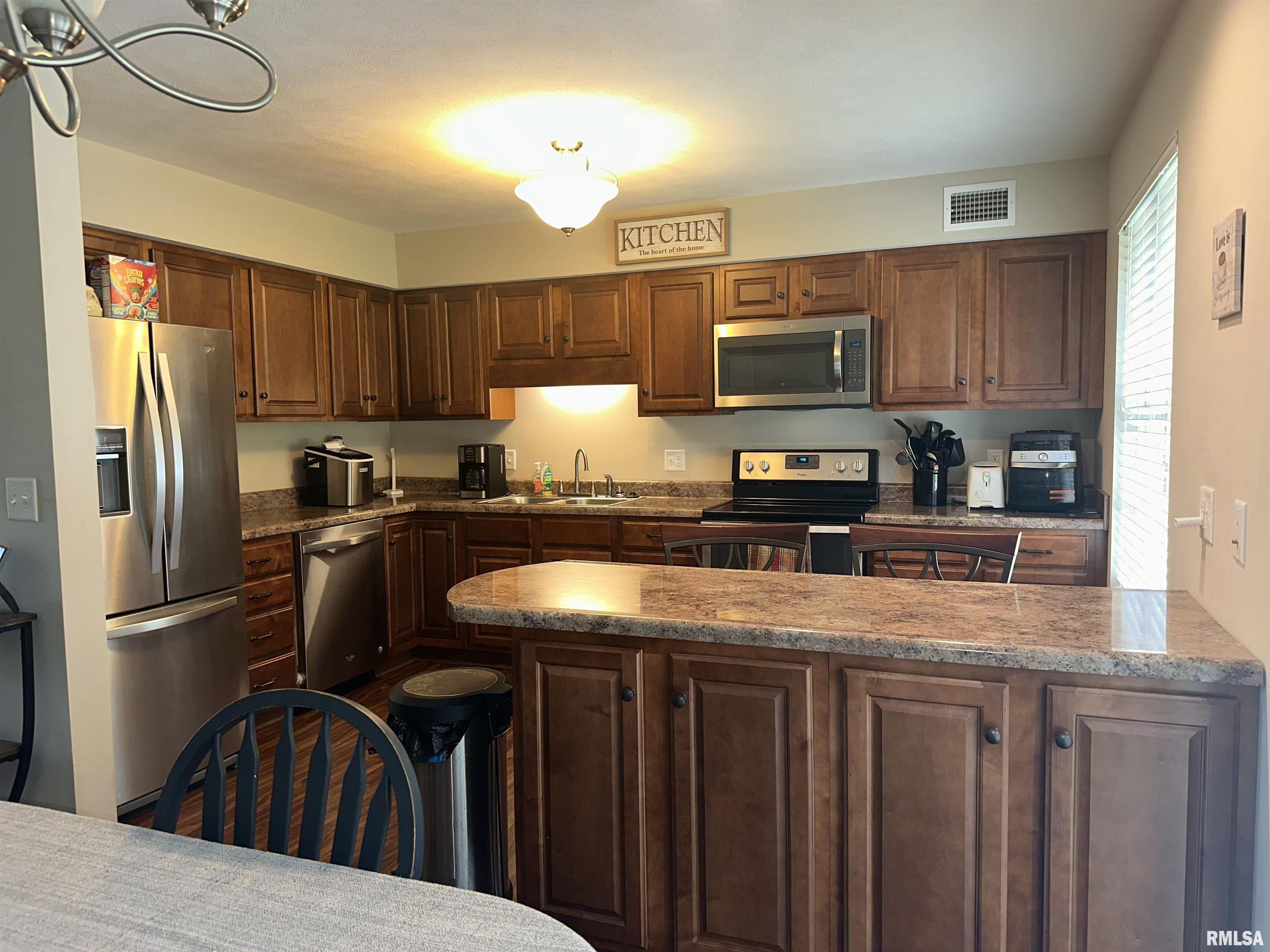 12101 Blue Sky Drive, Marion, Illinois image 10