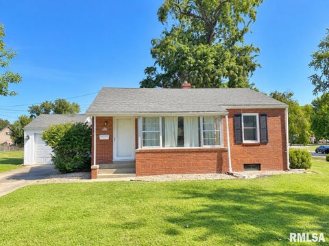 Homes For Sale - 304 Laurel Drive<br/> Jacksonville, IL 62650
