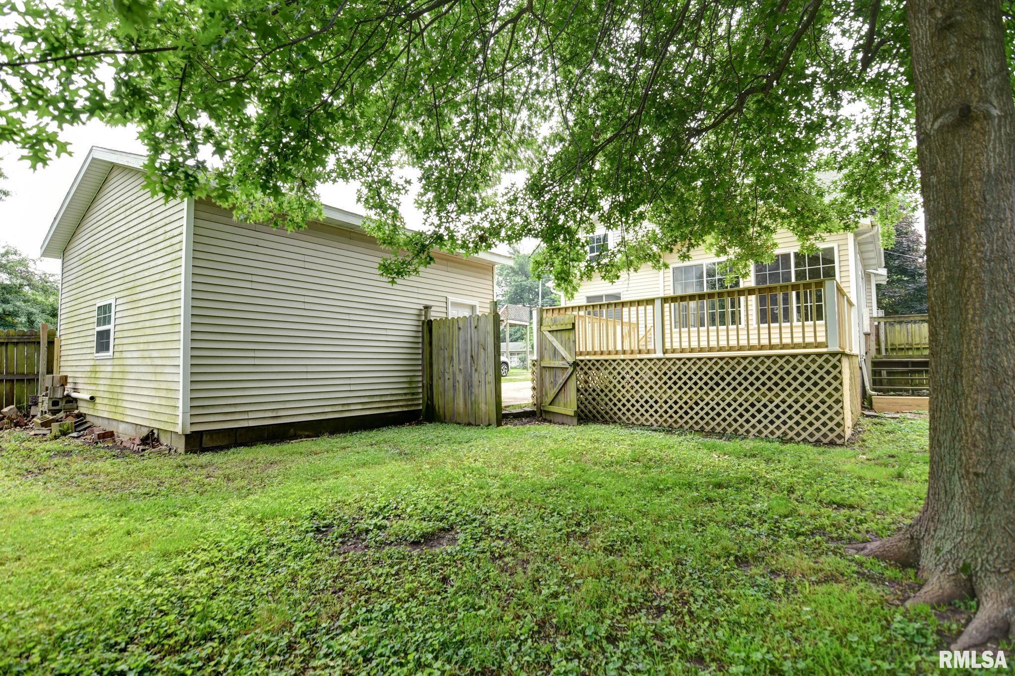 909 E Ash Street, Taylorville, Illinois image 2