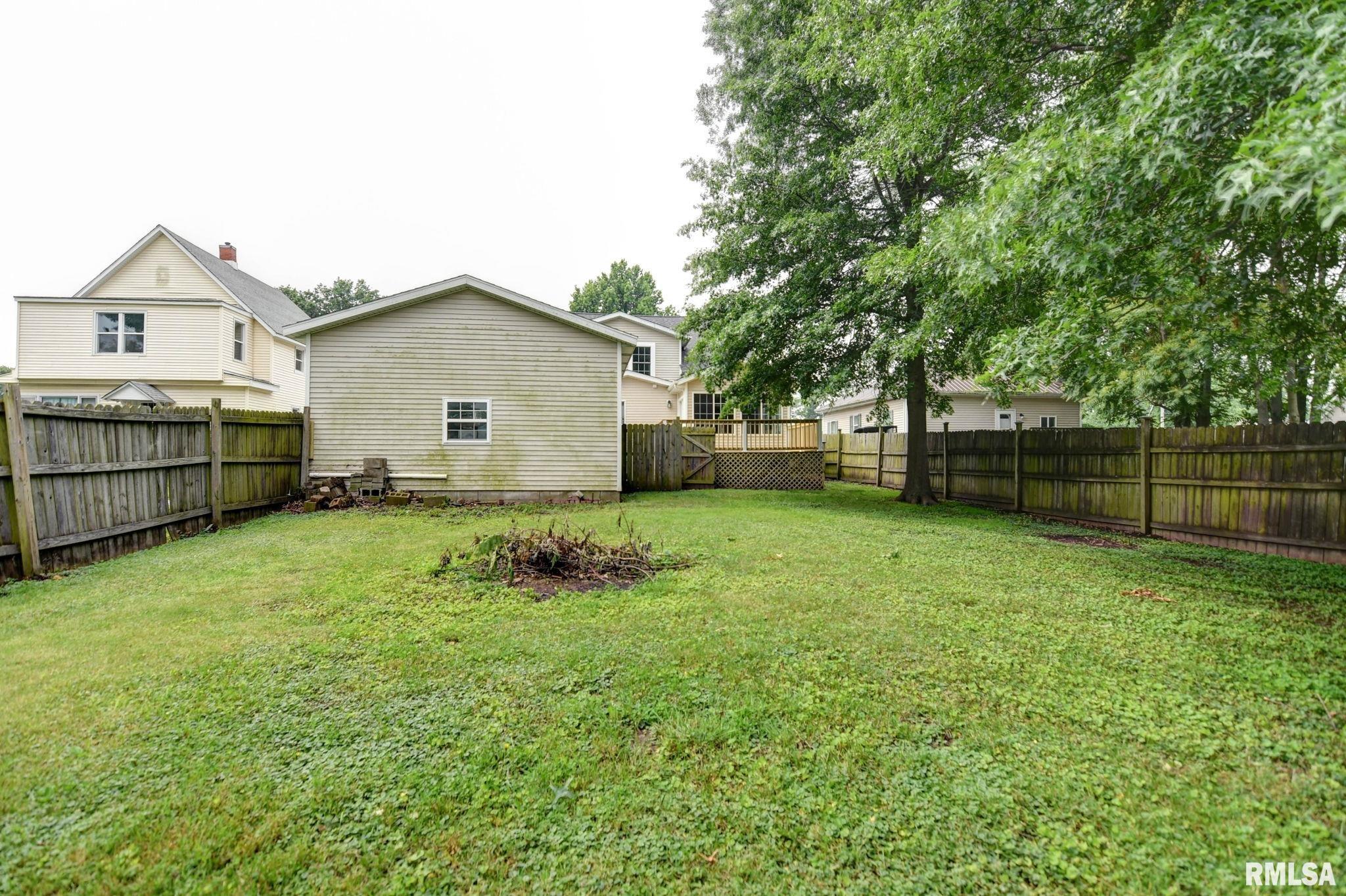 909 E Ash Street, Taylorville, Illinois image 3